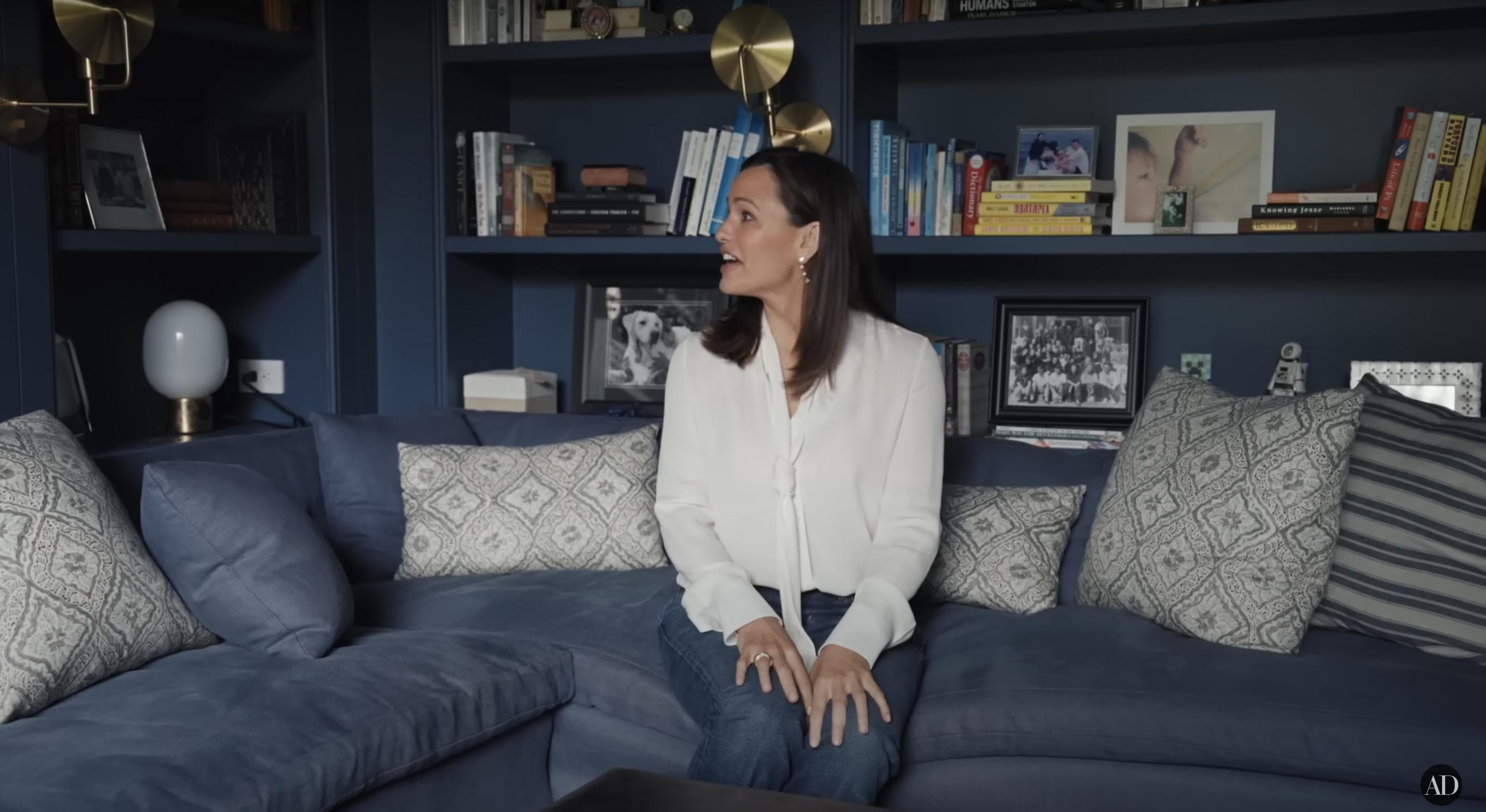 Jennifer Garner montre sa bibliothèque, datée du 3 septembre 2024 | Source : YouTube/@Archdigest