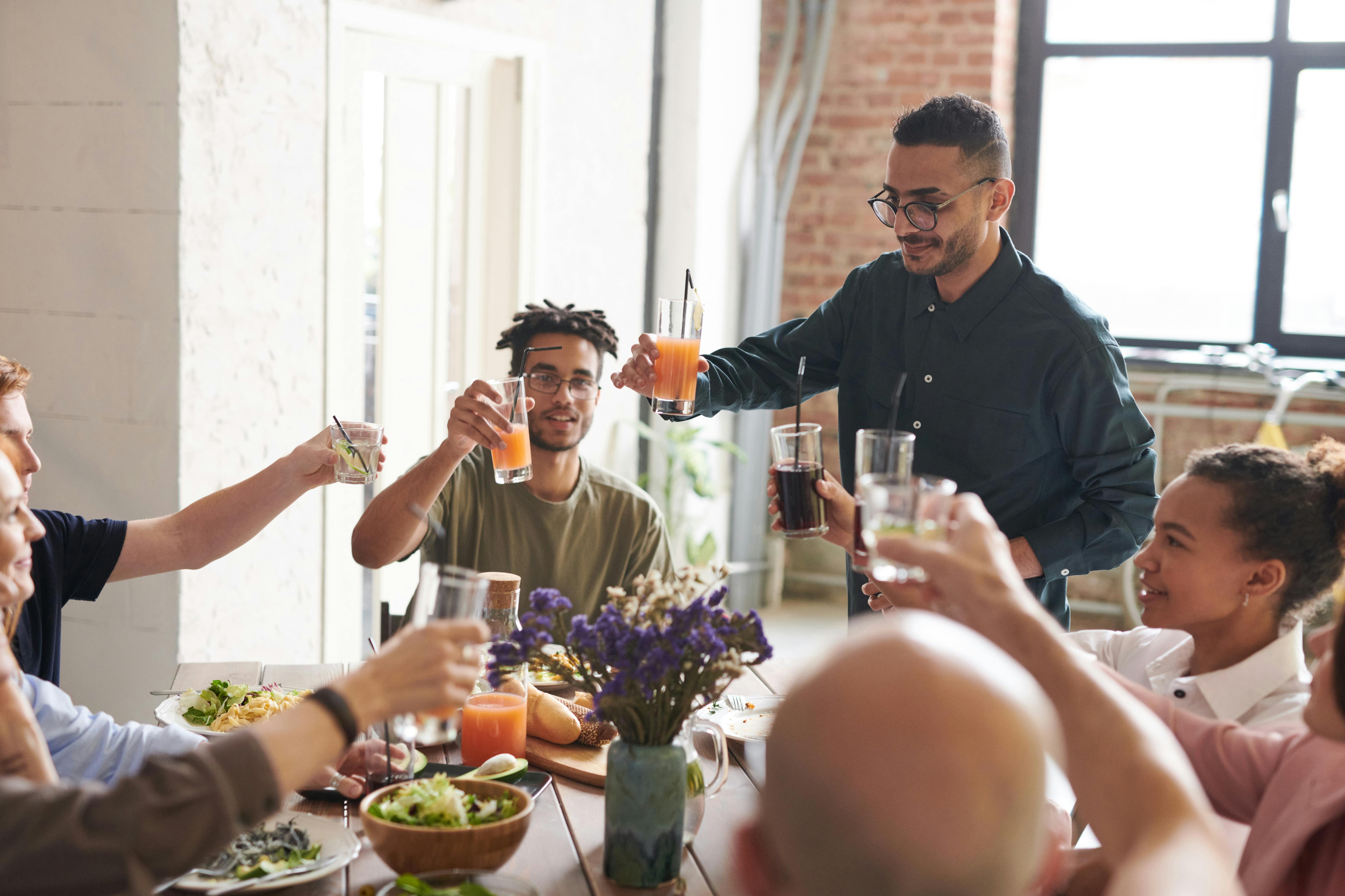 People enjoying dinner | Source: Pexels