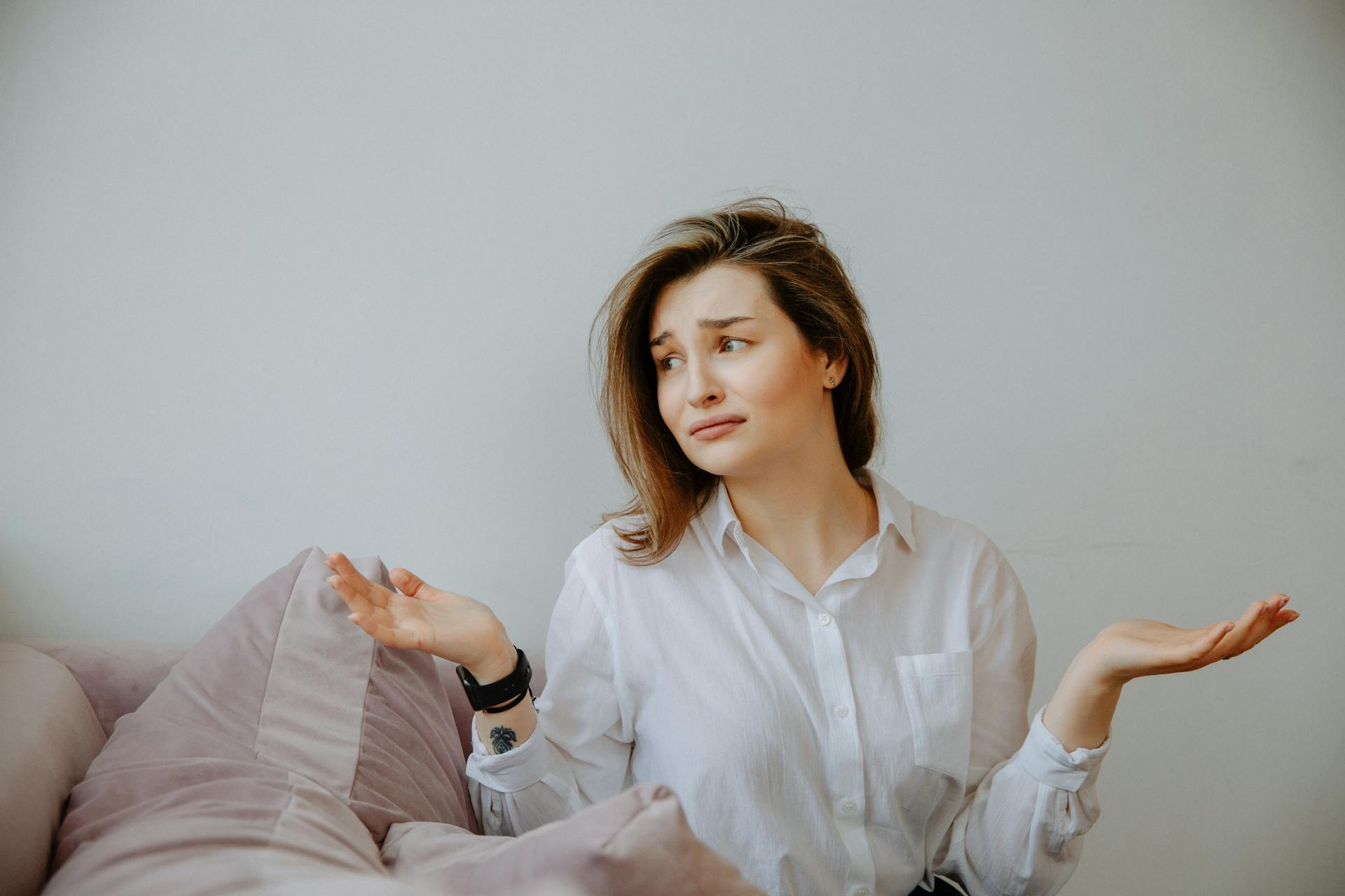 Une femme haussant les épaules | Source : Pexels