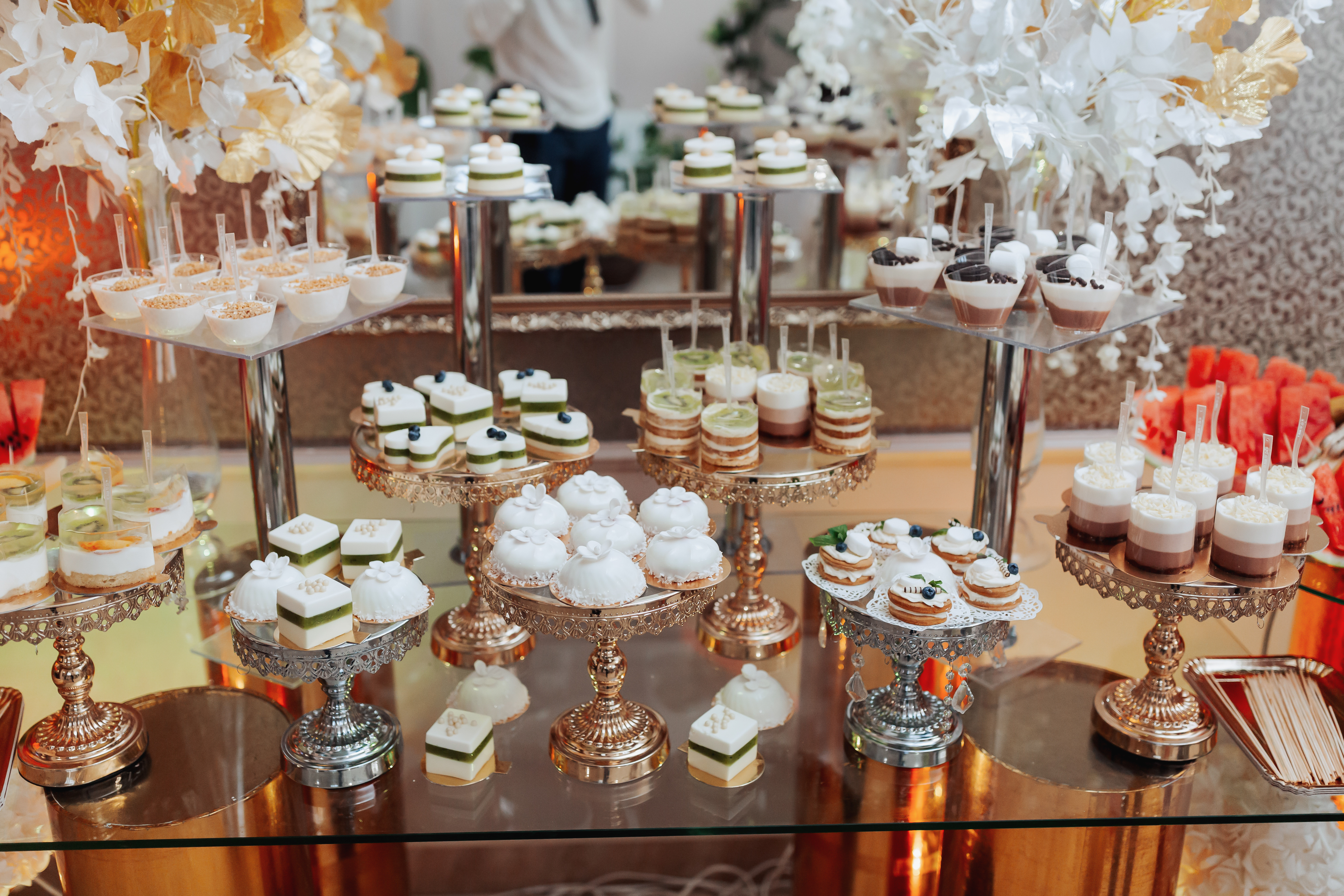 Un délicieux mariage. Bar à bonbons pour un banquet. Concept de célébration. Desserts à la mode. Table avec des sucreries, des bonbons. Fruits | Source : Getty Images