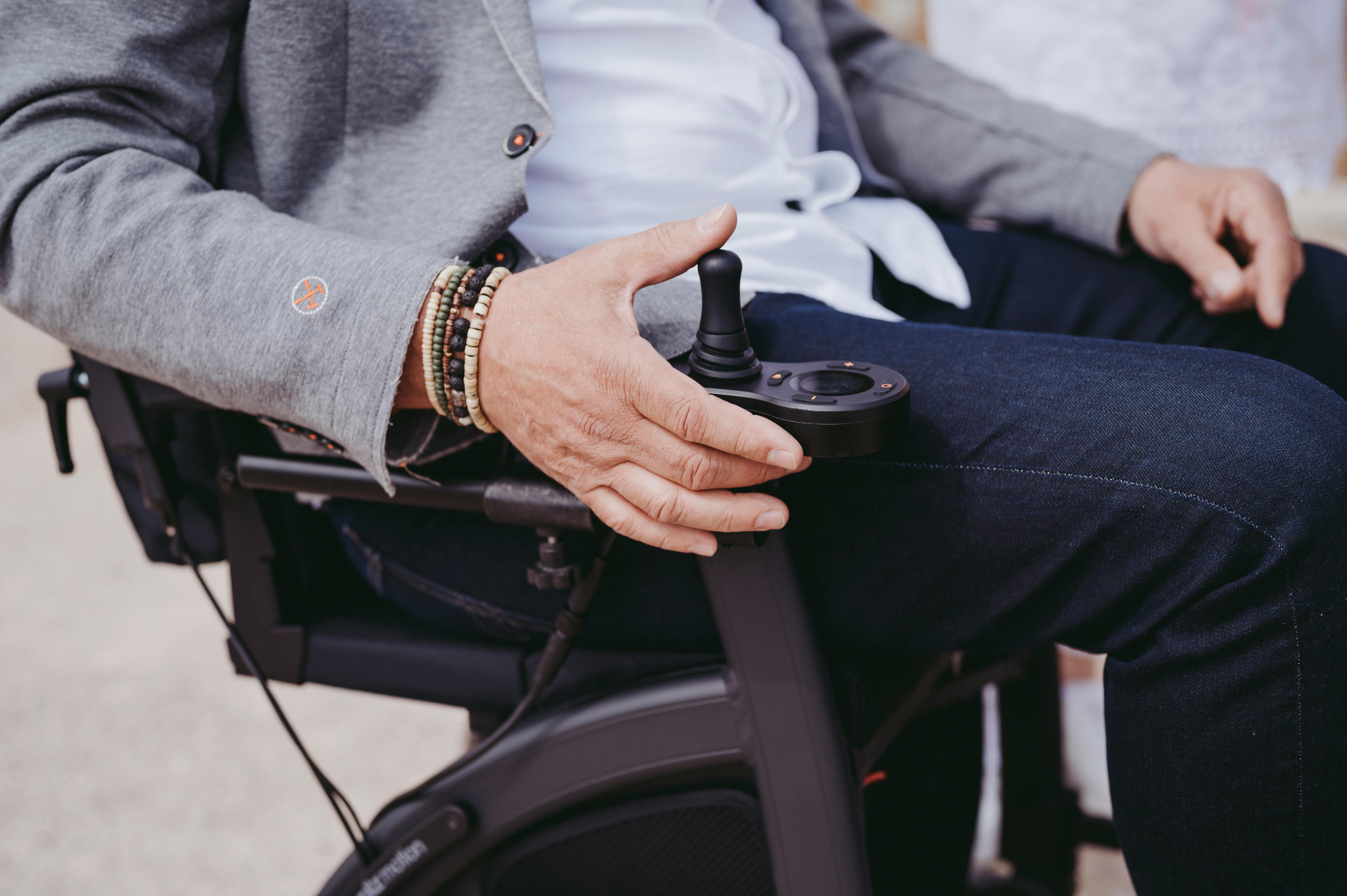 Un utilisateur de fauteuil roulant activant la commande de mouvement | Source : Pexels