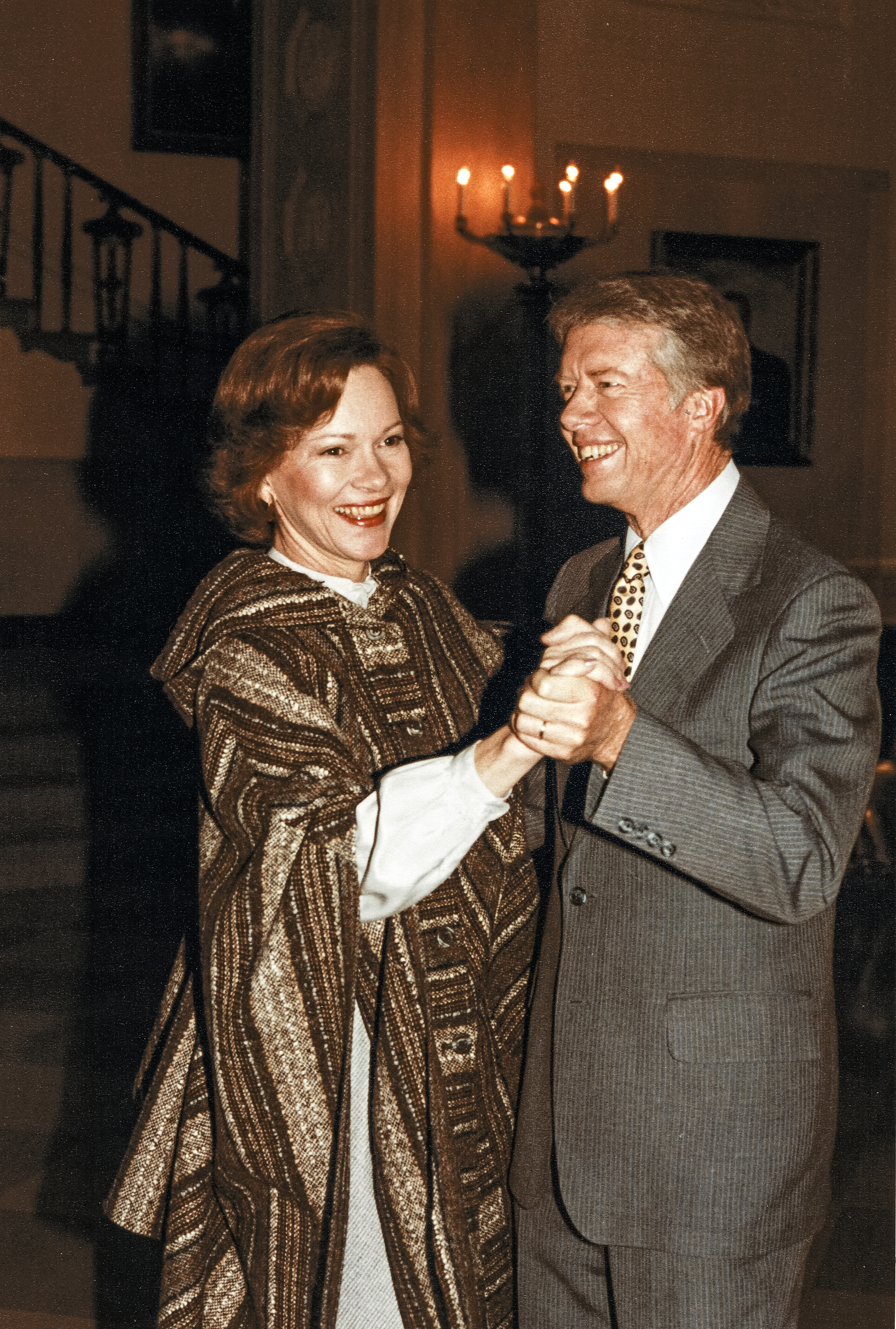 Le 19 juillet 1977, Jimmy Carter se rend à la Maison-Blanche pour conduire son véhicule. | Source : Rosalynn Carter et Jimmy Carter sourient alors qu'ils dansent ensemble dans le grand foyer de la Maison Blanche, à Washington D.C., le 31 janvier 1979. | Source : Getty Images
