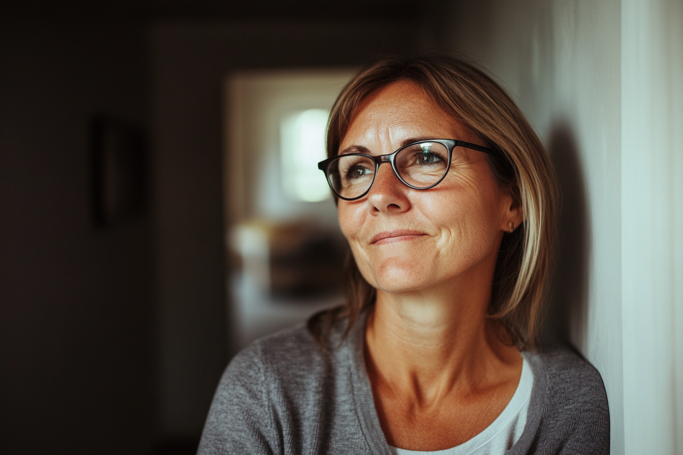 Une femme dans un couloir | Source : Midjourney