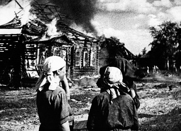 Paysage d'une maison en feu en campagne| Photo : Getty Images