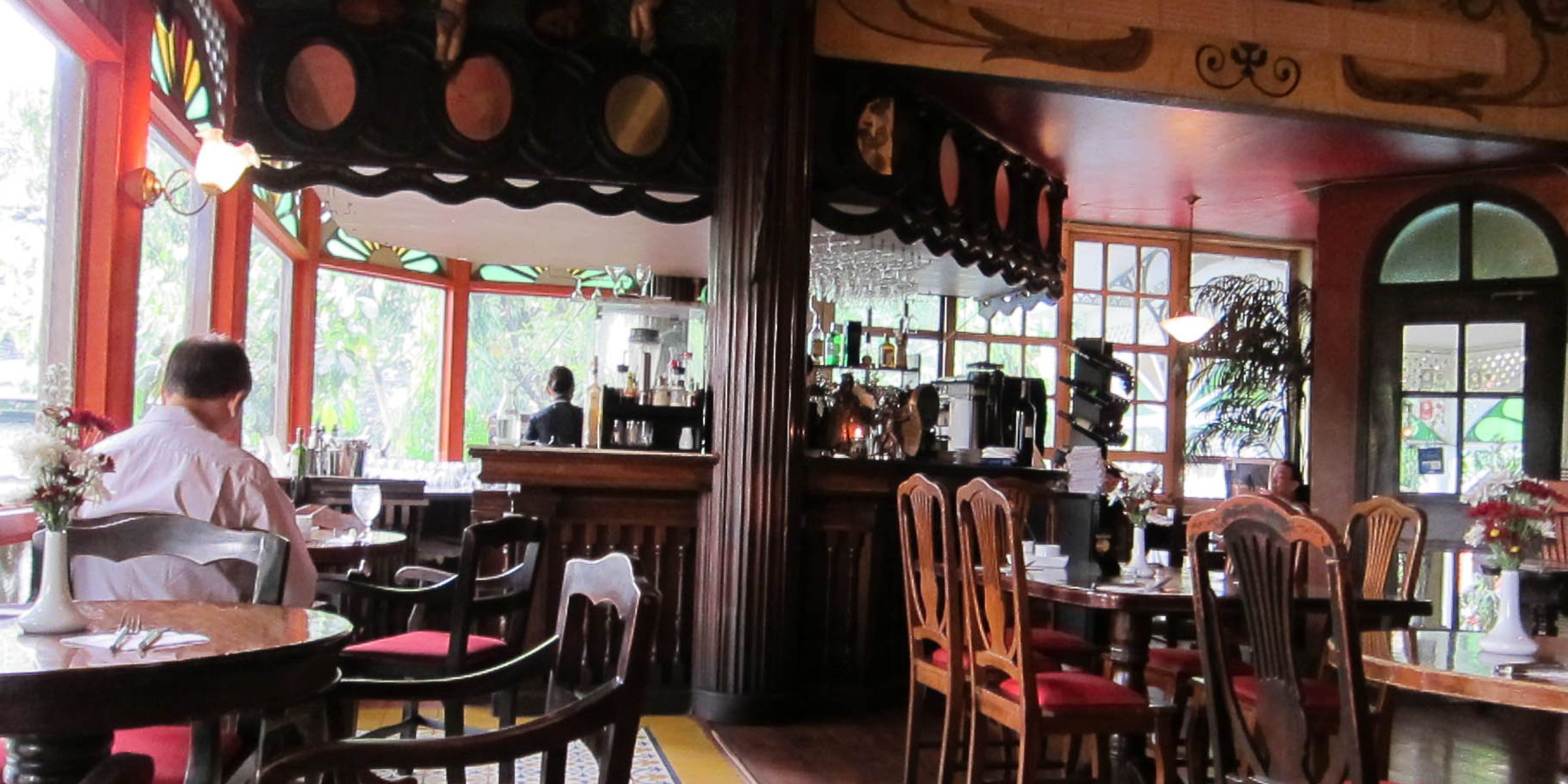 L'intérieur d'un restaurant | Source : Flickr / Jose Nicdao/CC BY-SA2.0