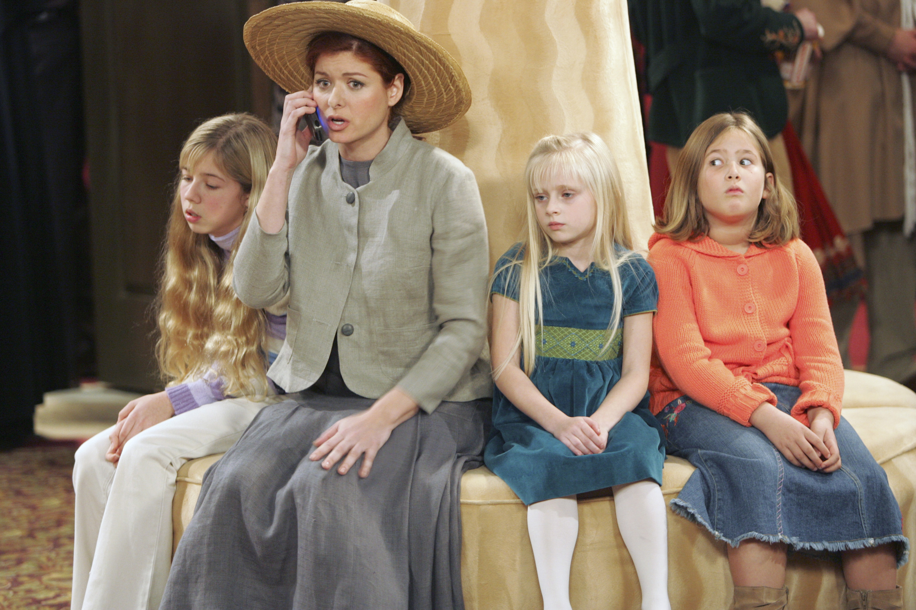 L'enfant star, à l'extrême gauche, avec les acteurs de "Will et Grace" le 13 décembre 2005 | Source : Getty Images