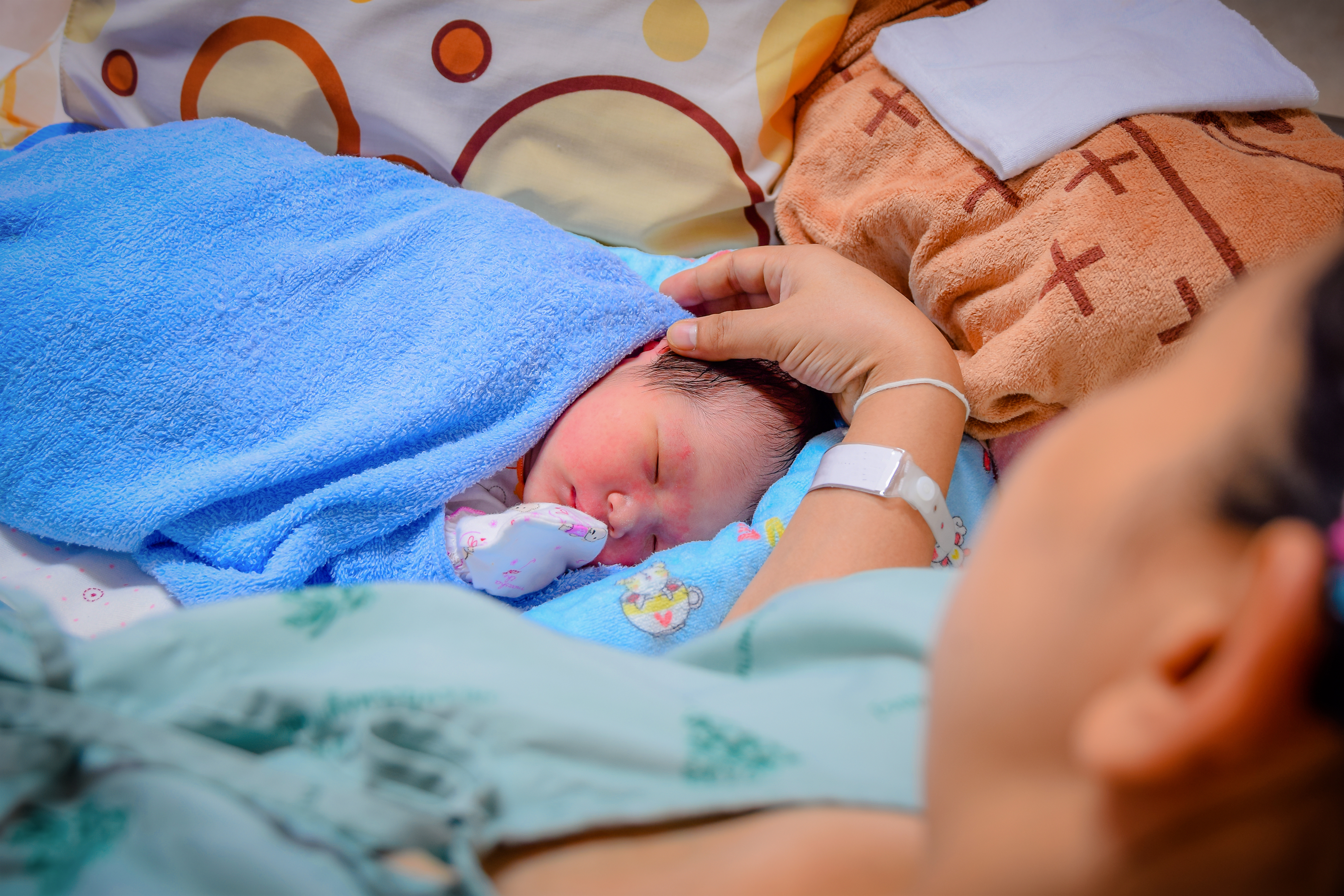 Une femme avec son nouveau-né | Source : Shutterstock
