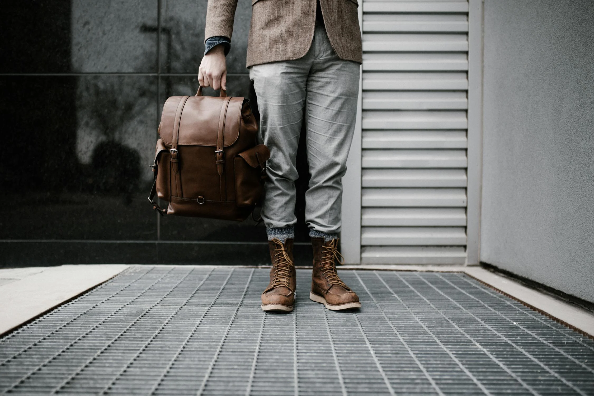 Un homme debout avec son sac | Source : Pexels