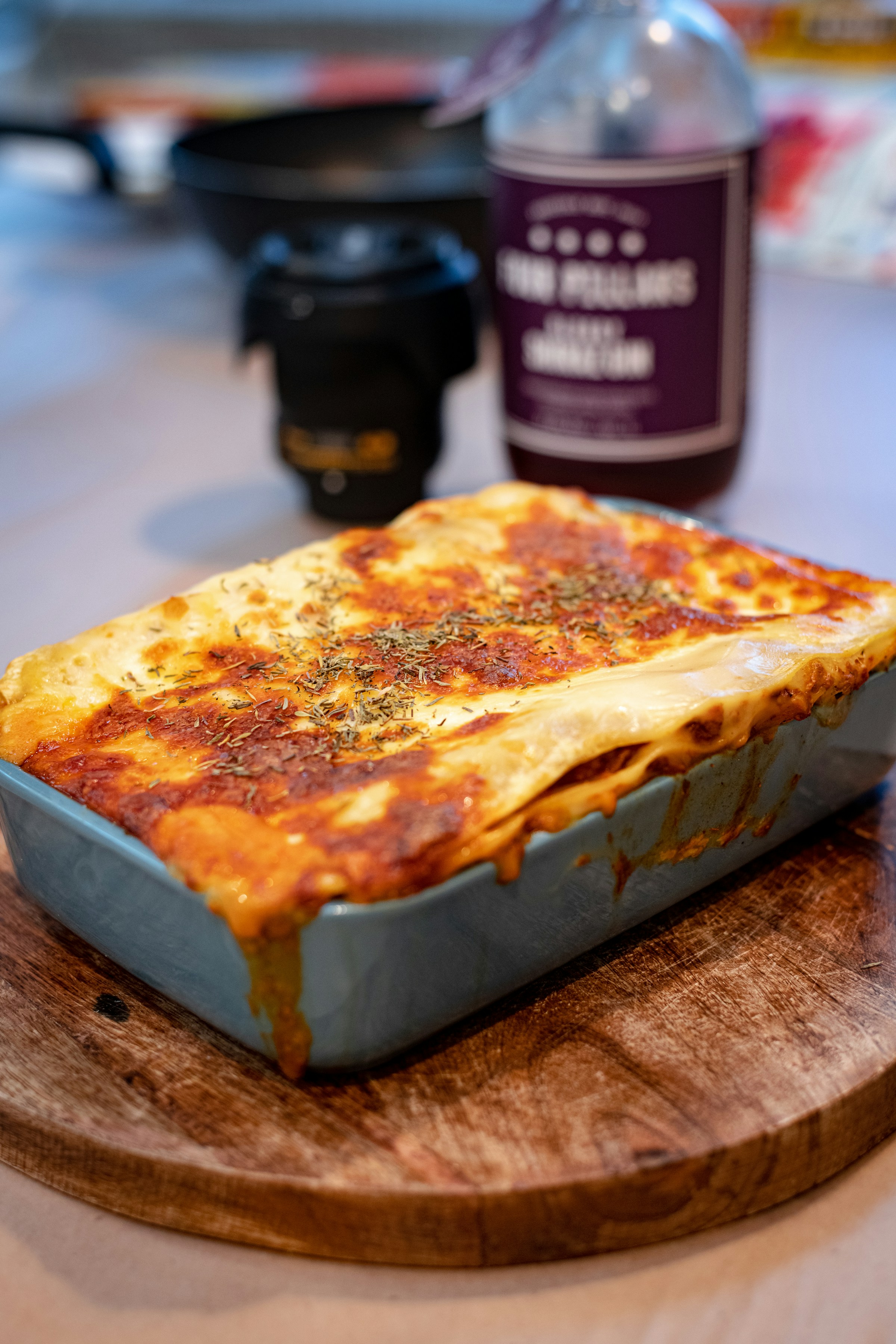 Un plateau de lasagnes sur une planche | Source : Unsplash