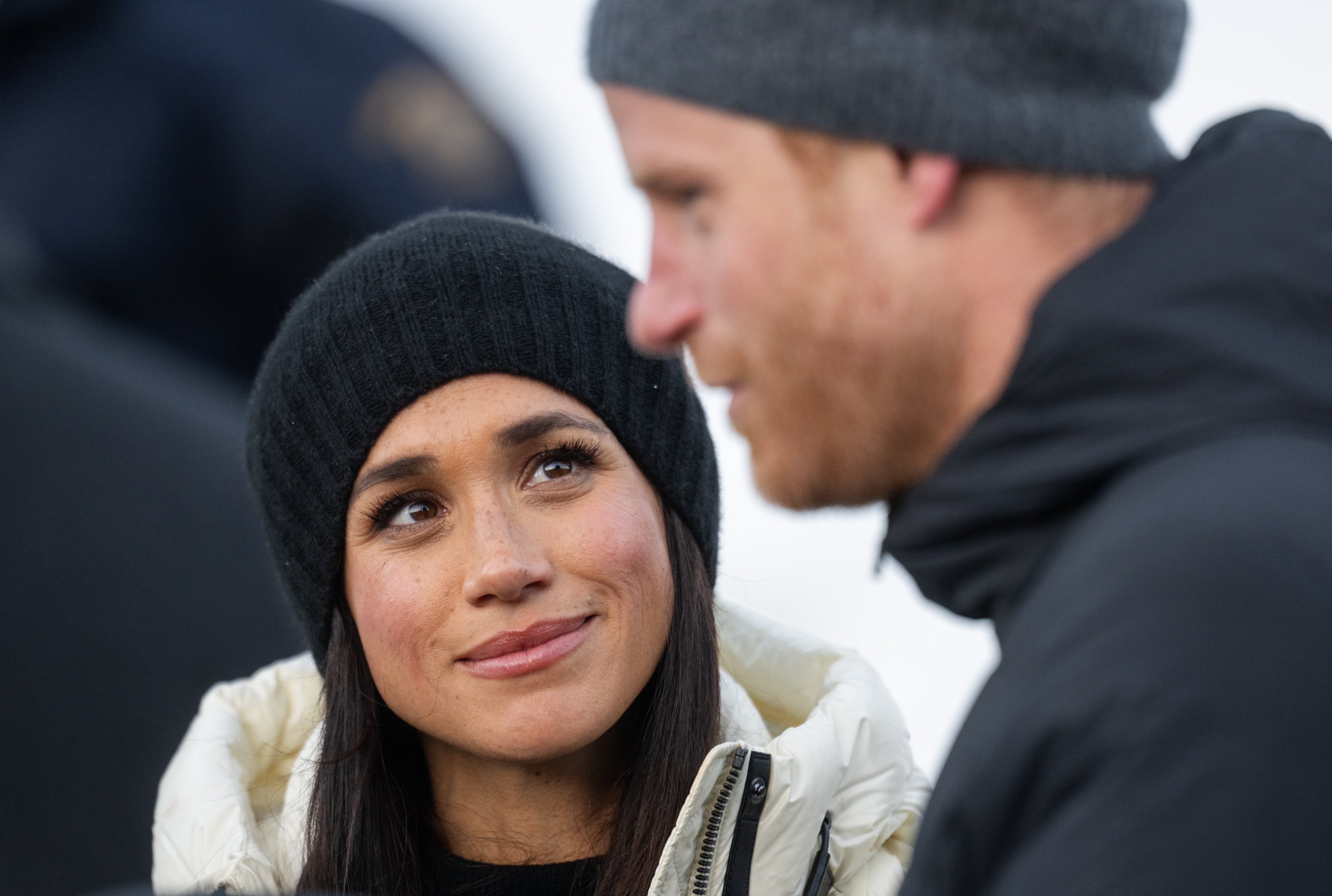 Meghan, duchesse de Sussex, et le prince Harry, duc de Sussex, assistent aux finales de skeleton lors de la deuxième journée des Jeux Invictus 2025, le 10 février 2025, à Whistler, en Colombie-Britannique. | Source : Getty Images