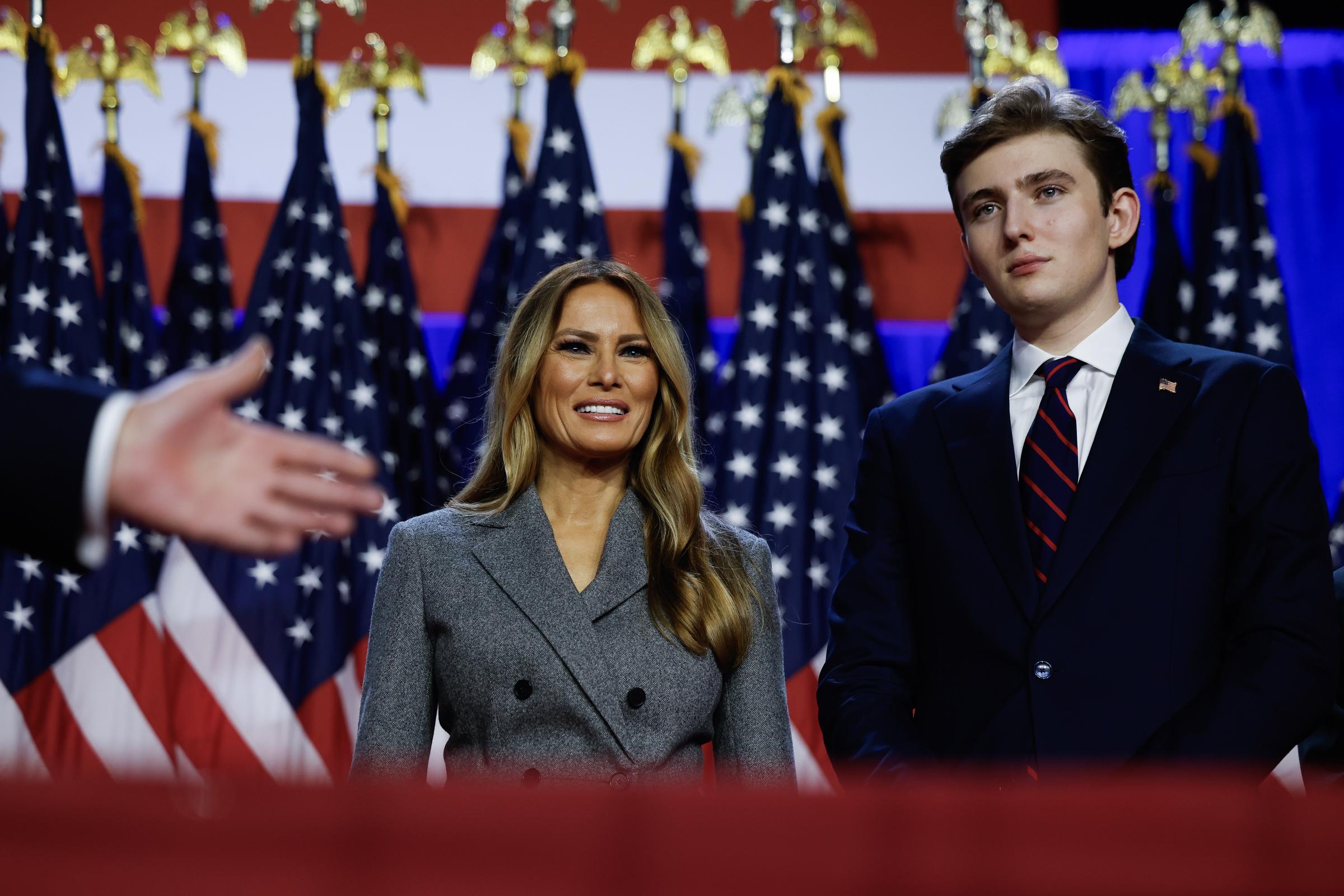 Melania et Barron Trump lors d'une soirée électorale, le 6 novembre 2024, à West Palm Beach, en Floride. | Source : Getty Images