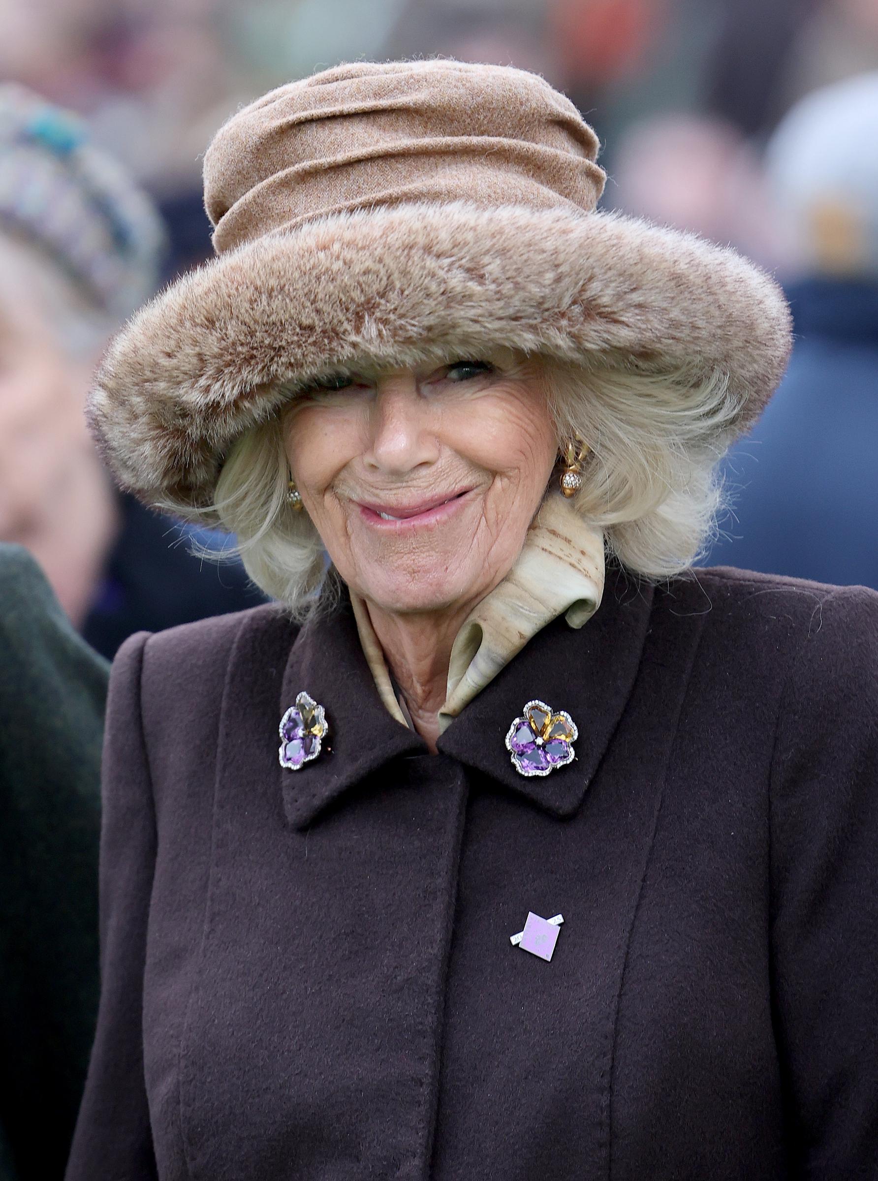 La reine Camilla assiste à la deuxième journée du Style Wednesday du festival de Cheltenham à l'hippodrome de Cheltenham, le 12 mars 2025, à Londres, en Angleterre. | Source : Getty Images