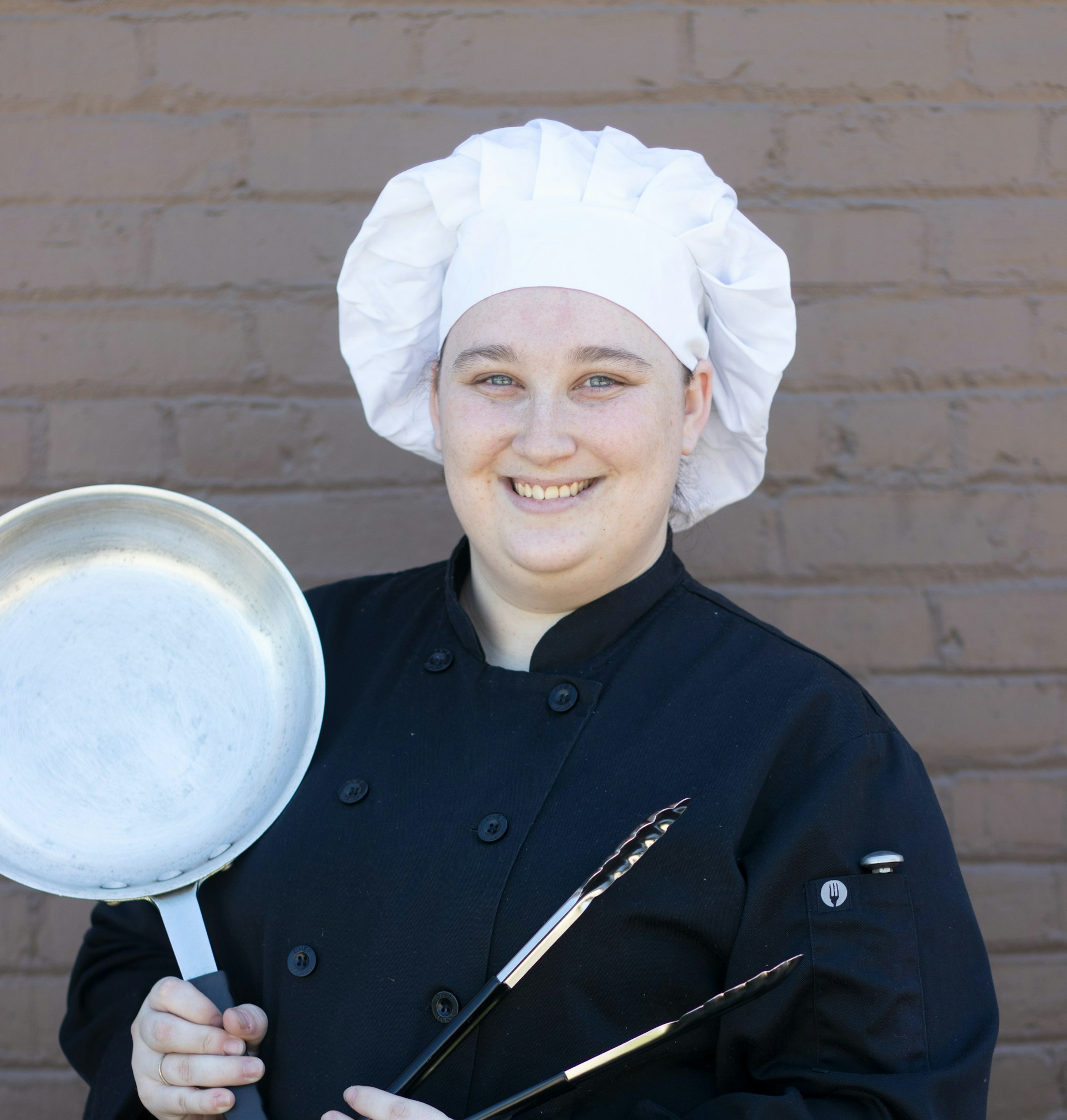 Une femme chef cuisinier tenant des ustensiles de cuisine | Source : Unsplash
