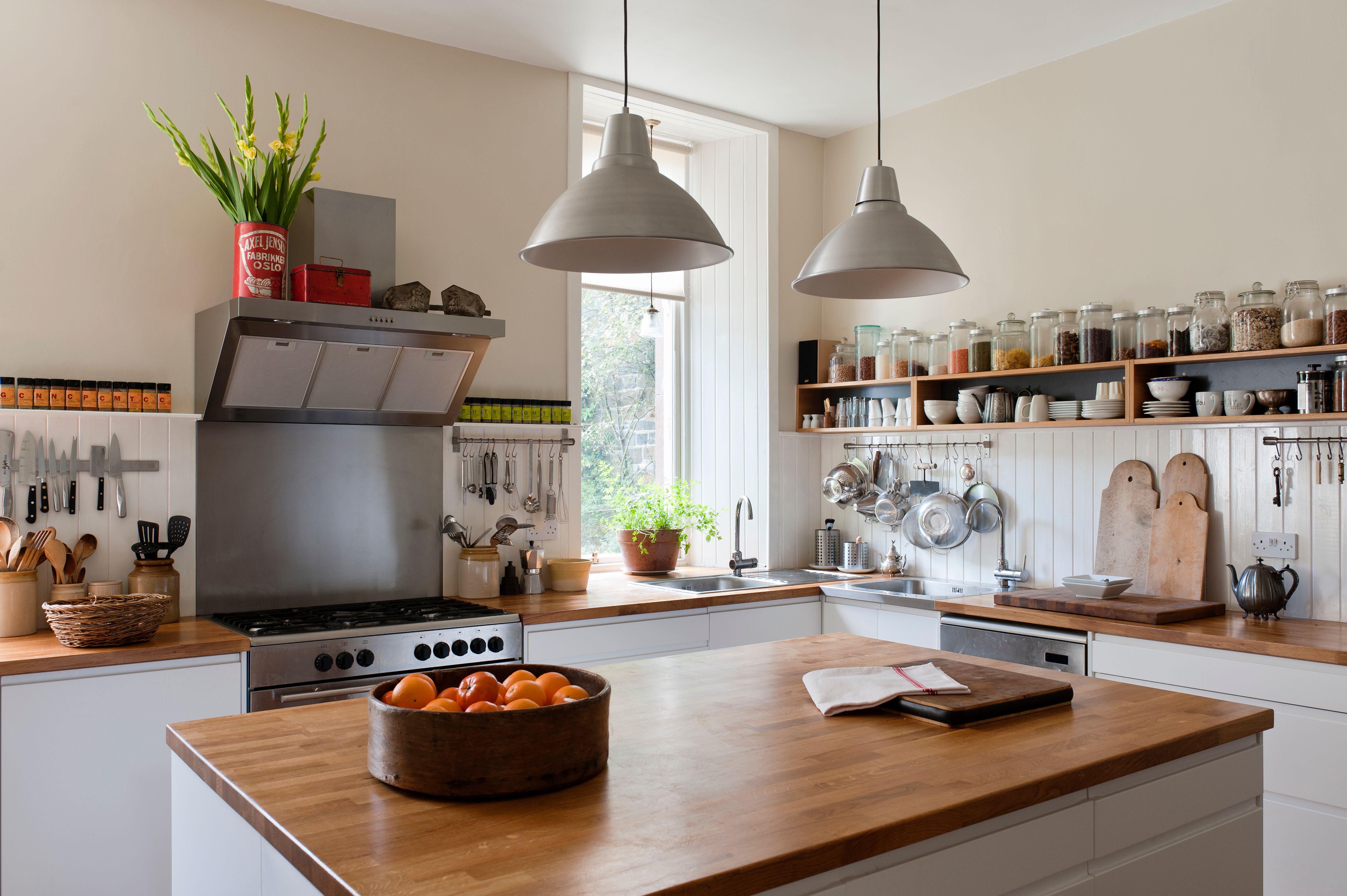 Une cuisine moderne avec des tomates sur la table. | Source : Getty Images