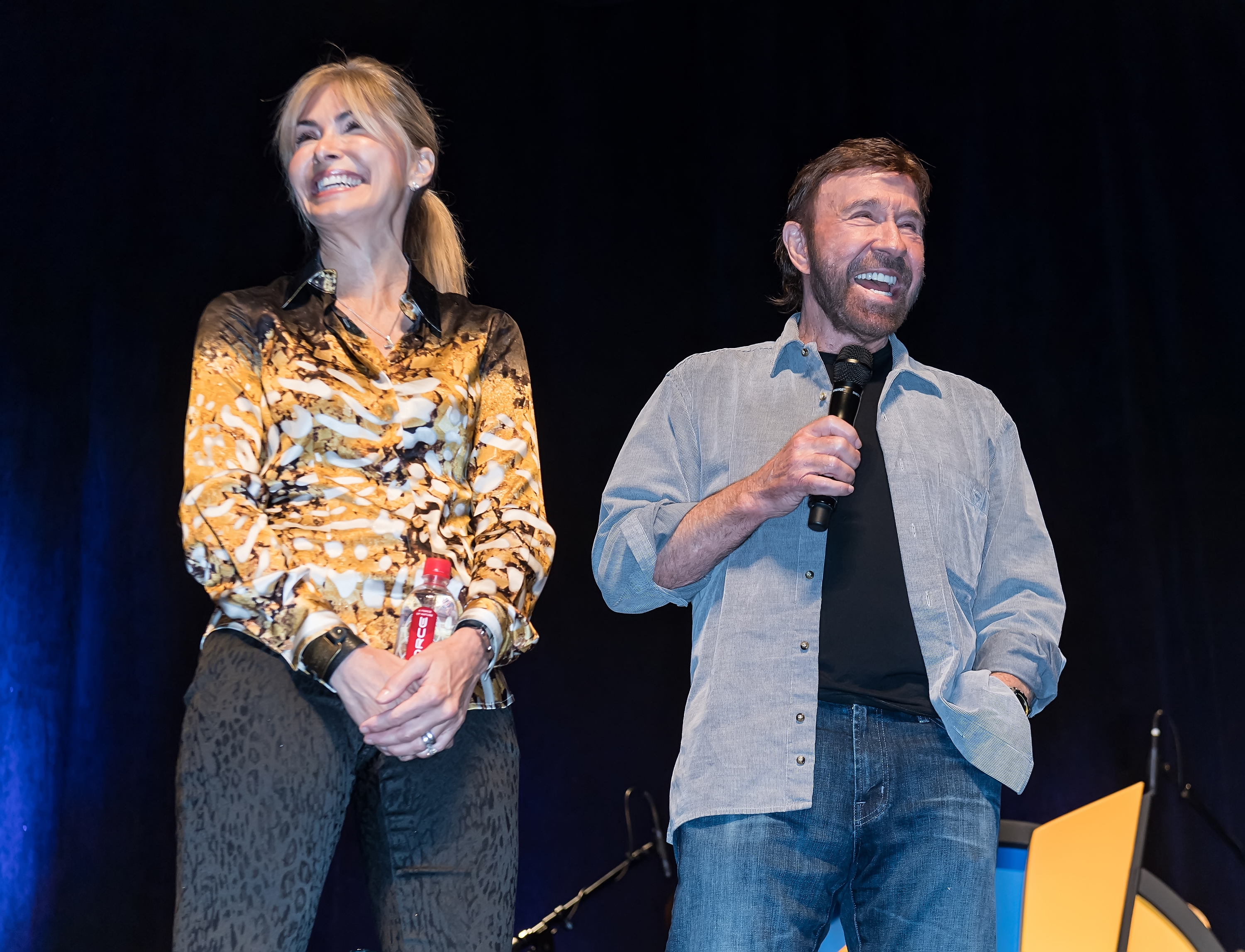 Gena O'Kelly et Chuck Norris lors du Wizard World Comic Con Philadelphia 2017 au Pennsylvania Convention Center le 3 juin. | Source : Getty Images