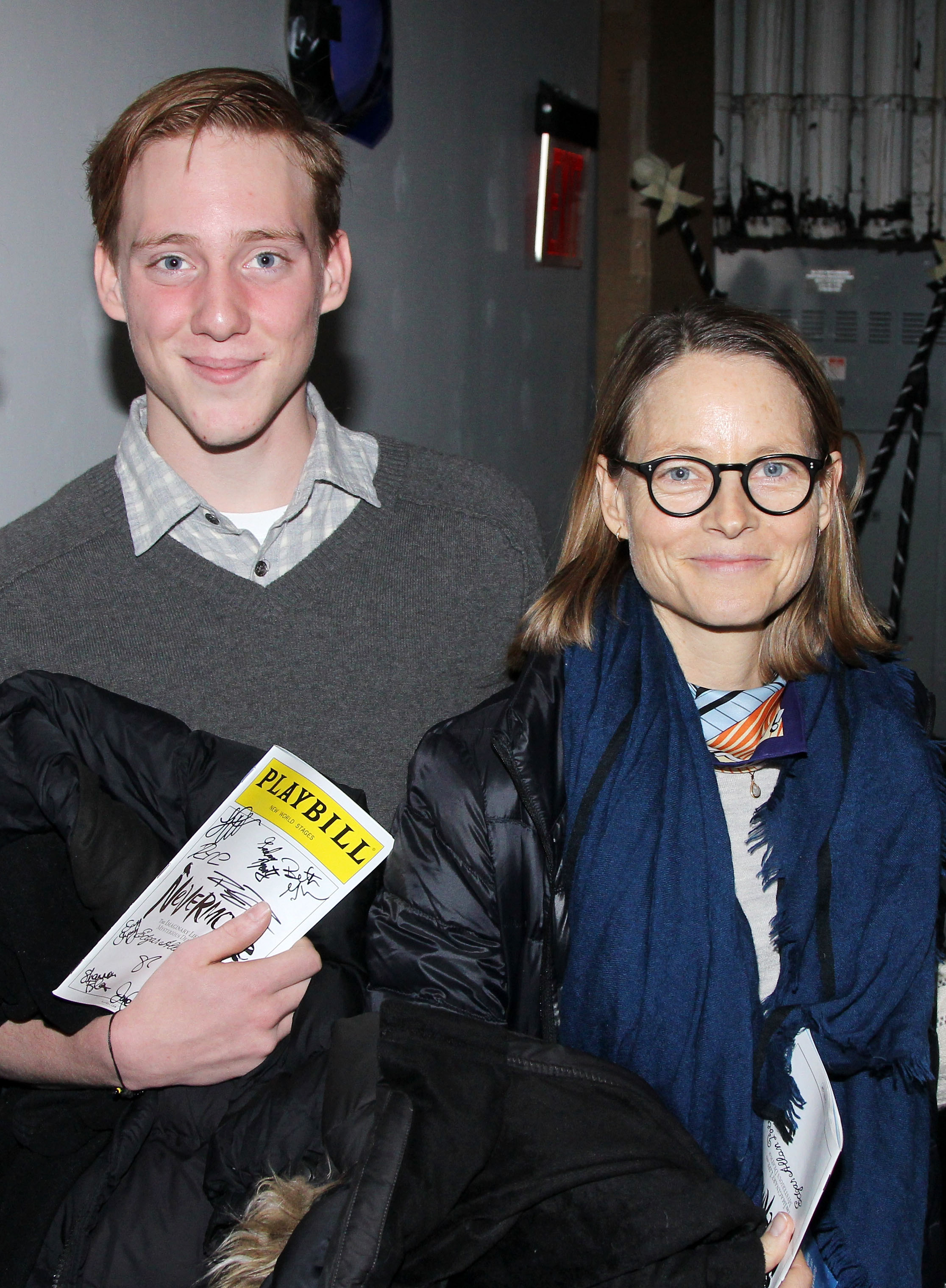 Charlie et Jodie Foster posent dans les coulisses de la pièce de théâtre musicale macabre "Nevermore : La vie imaginaire et la mort mystérieuse d'Edgar Allan Poe" le 15 février 2015, à New York | Source : Getty Images