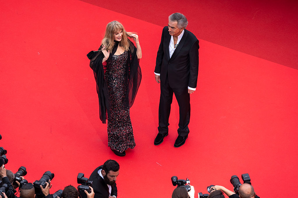 Arielle Dombasle et Bernard-Henri Lévy montent sur le tapis rouge de la cérémonie d'ouverture et de la projection de "Partir un jour" au 78e Festival de Cannes, le 13 mai 2025. | Source : Getty Images
