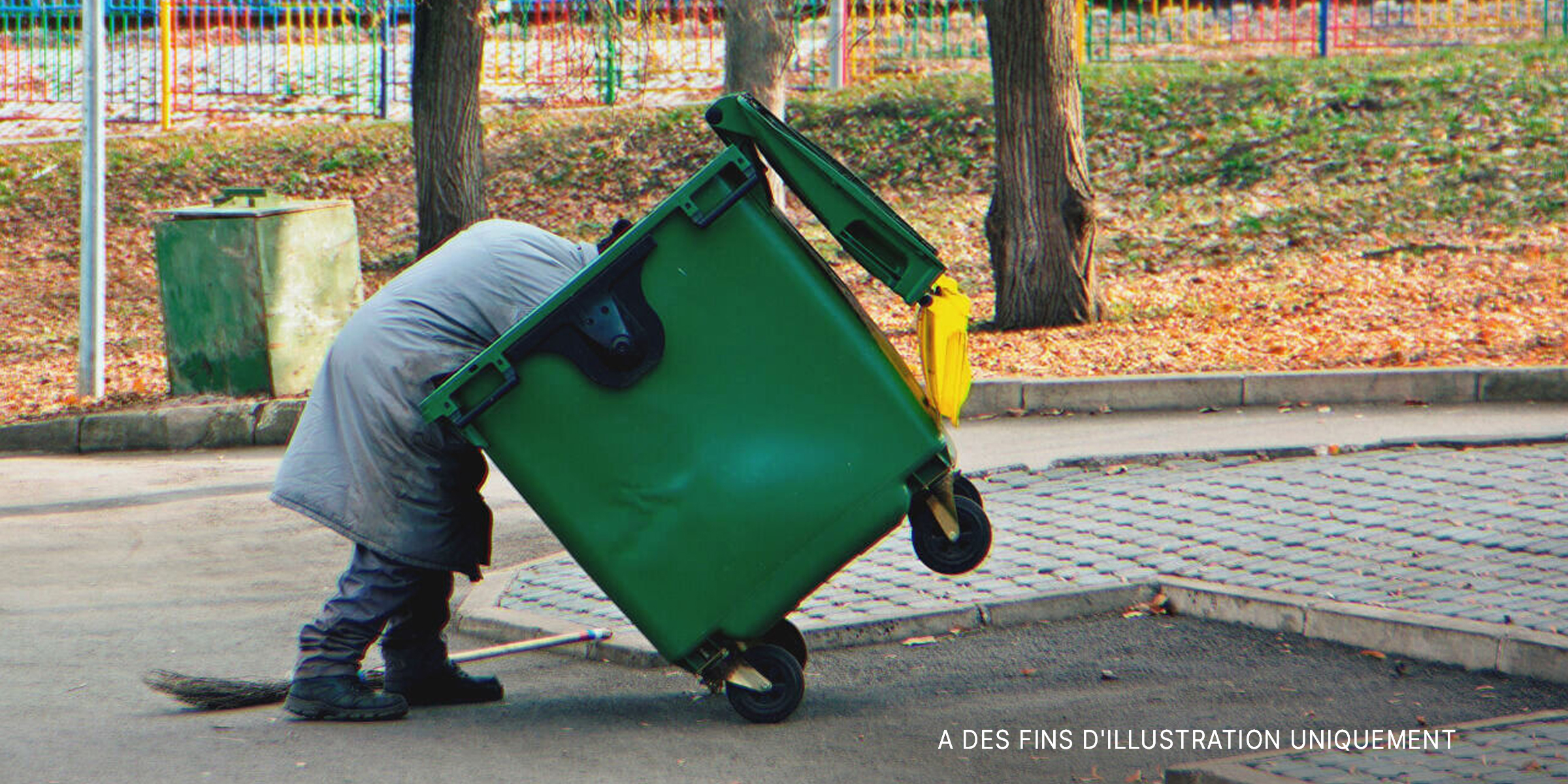 Homme sans-abri fouillant dans une benne à ordures. | Source : Shutterstock