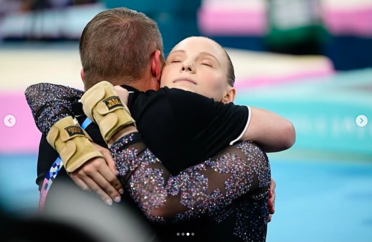 Jade Carey embrassant une personne non identifiée pendant les Jeux olympiques de Paris, posté le 29 juillet 2024 | Source : Instagram/jadecarey