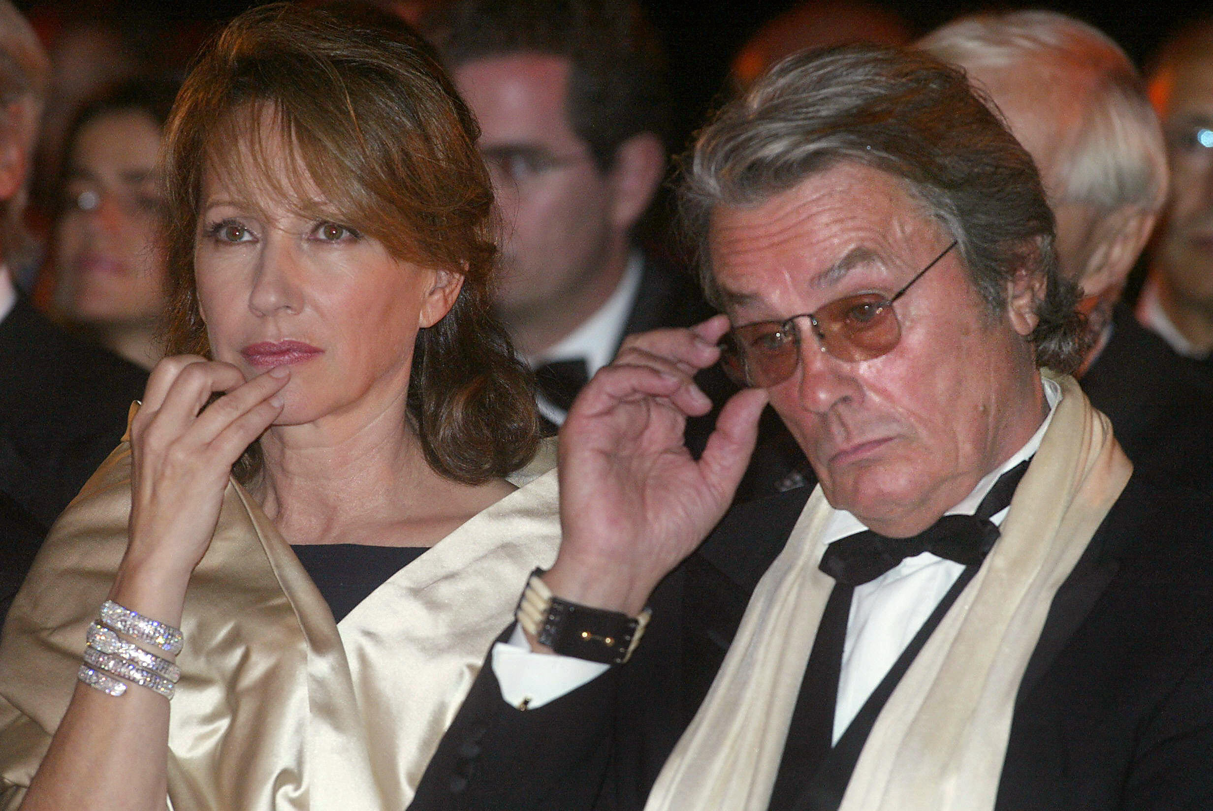 Nathalie et Alain Delon lors d'une cérémonie en l'honneur du producteur français Daniel Toscan du Plantier lors du troisième festival du film de Marrakech, le 4 octobre 2003, au Maroc. | Source : Getty Images