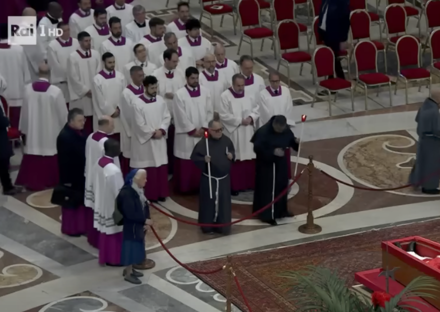 Sœur Geneviève photographiée en train de regarder le cercueil du pape François. | Source : YouTube/Rai