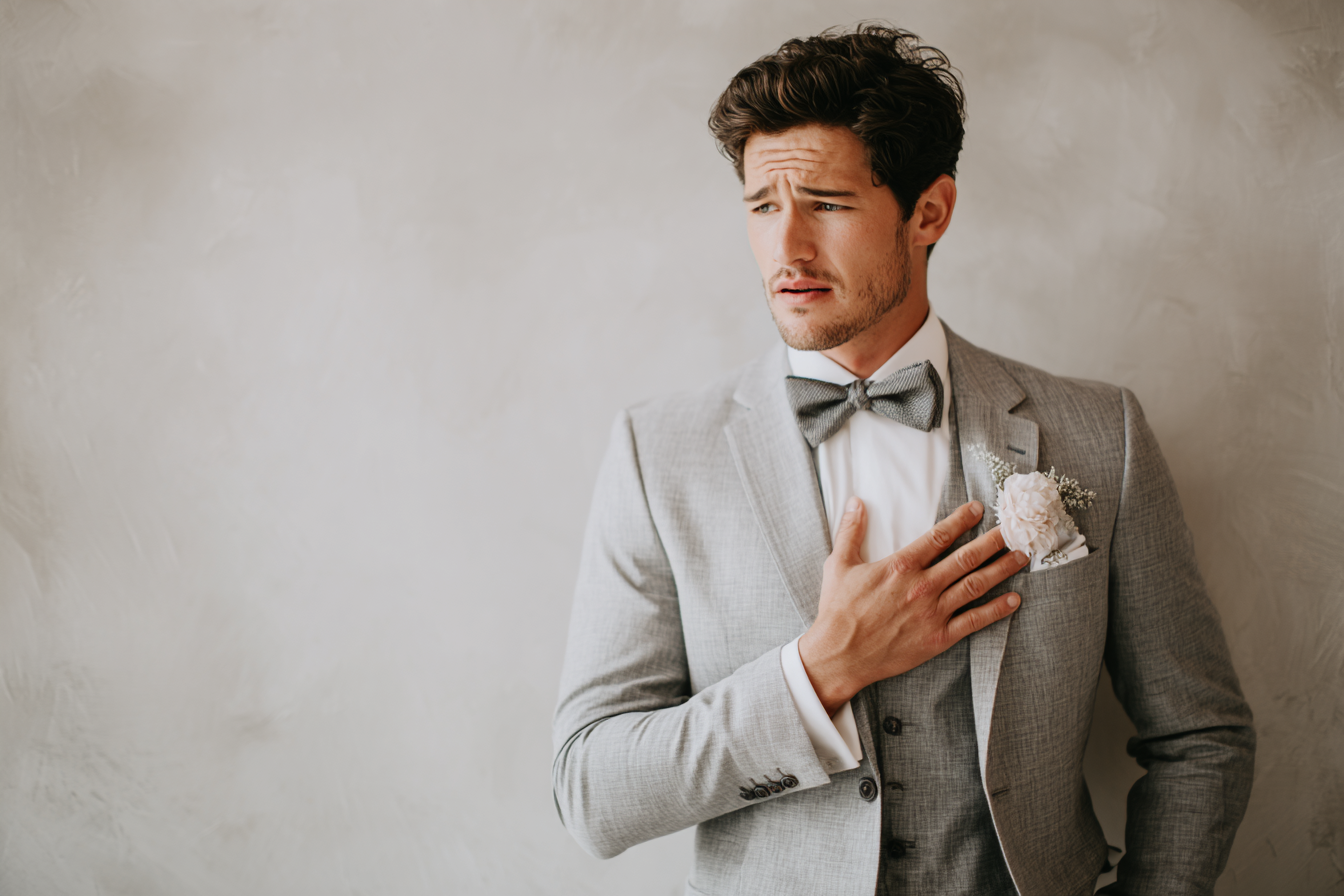 Un homme qui parle de façon plaintive | Source : Midjourney