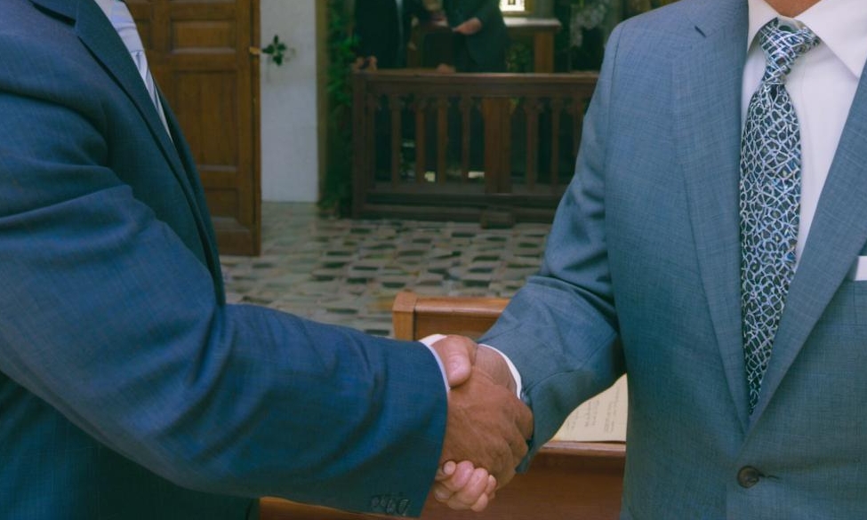 Les deux Jerrys se serrent la main et font la paix | Source : Midjourney