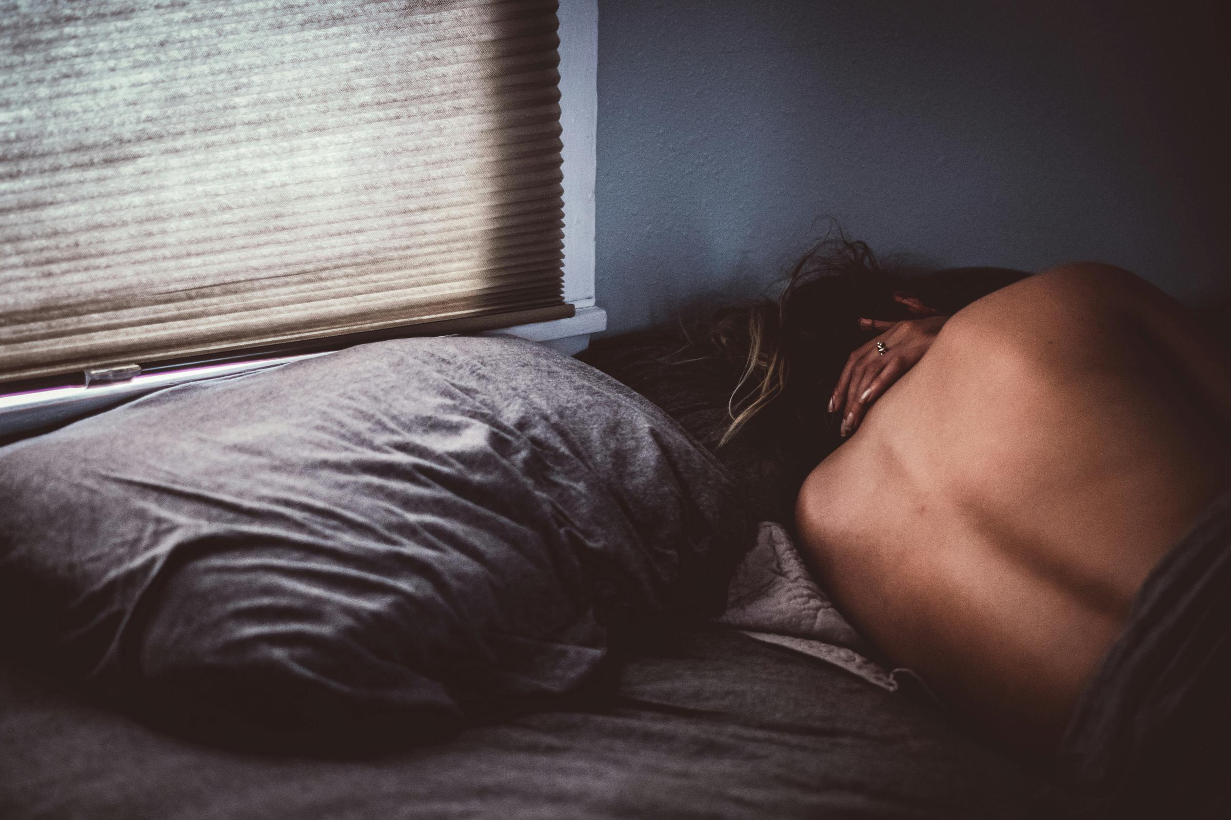 Une femme triste dans son appartement | Source : Unsplash