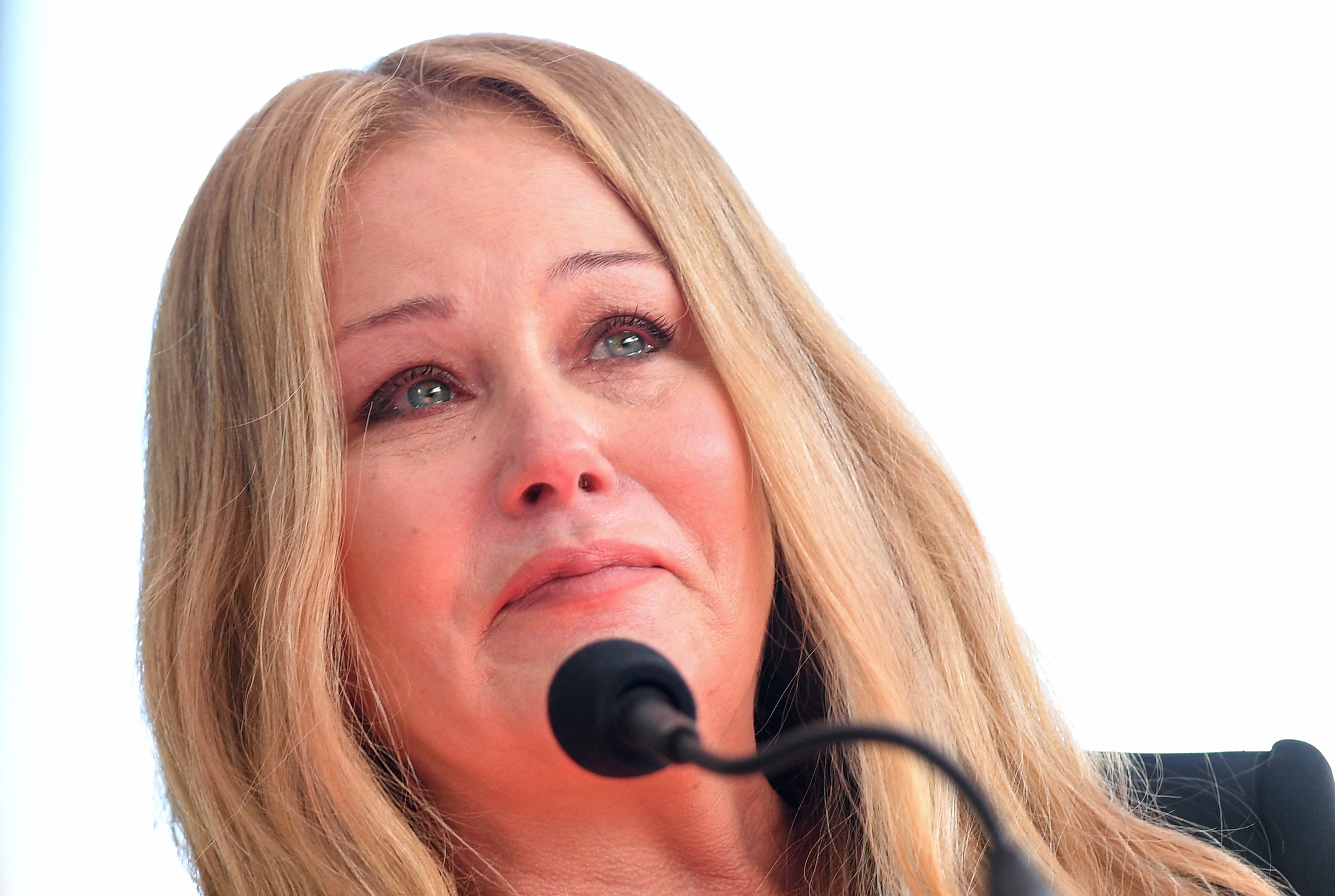 Christina Applegate prend la parole lors de la cérémonie de remise de son étoile du Hollywood Walk of Fame à Hollywood, en Californie, le 14 novembre 2022. | Source : Getty Images