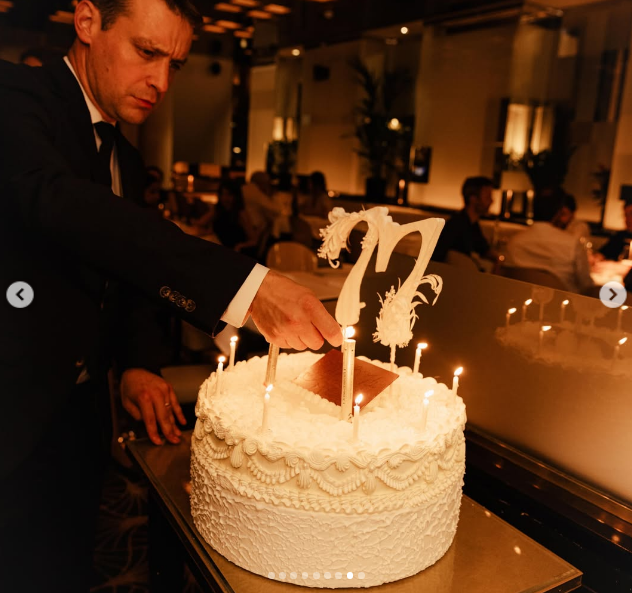 Vera Wang a fêté ses 77 ans à Paris, en France, avec un gâteau qui allait parfaitement avec sa robe. | Source : Instagram/verawang