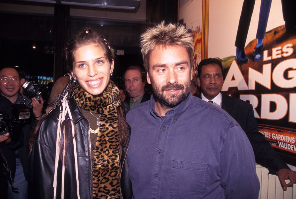 Maïwenn Le Besco et Luc Besson, producteur et metteur en scène lors d'une première en octobre 1995 à Paris, France. | Photo : Getty Images