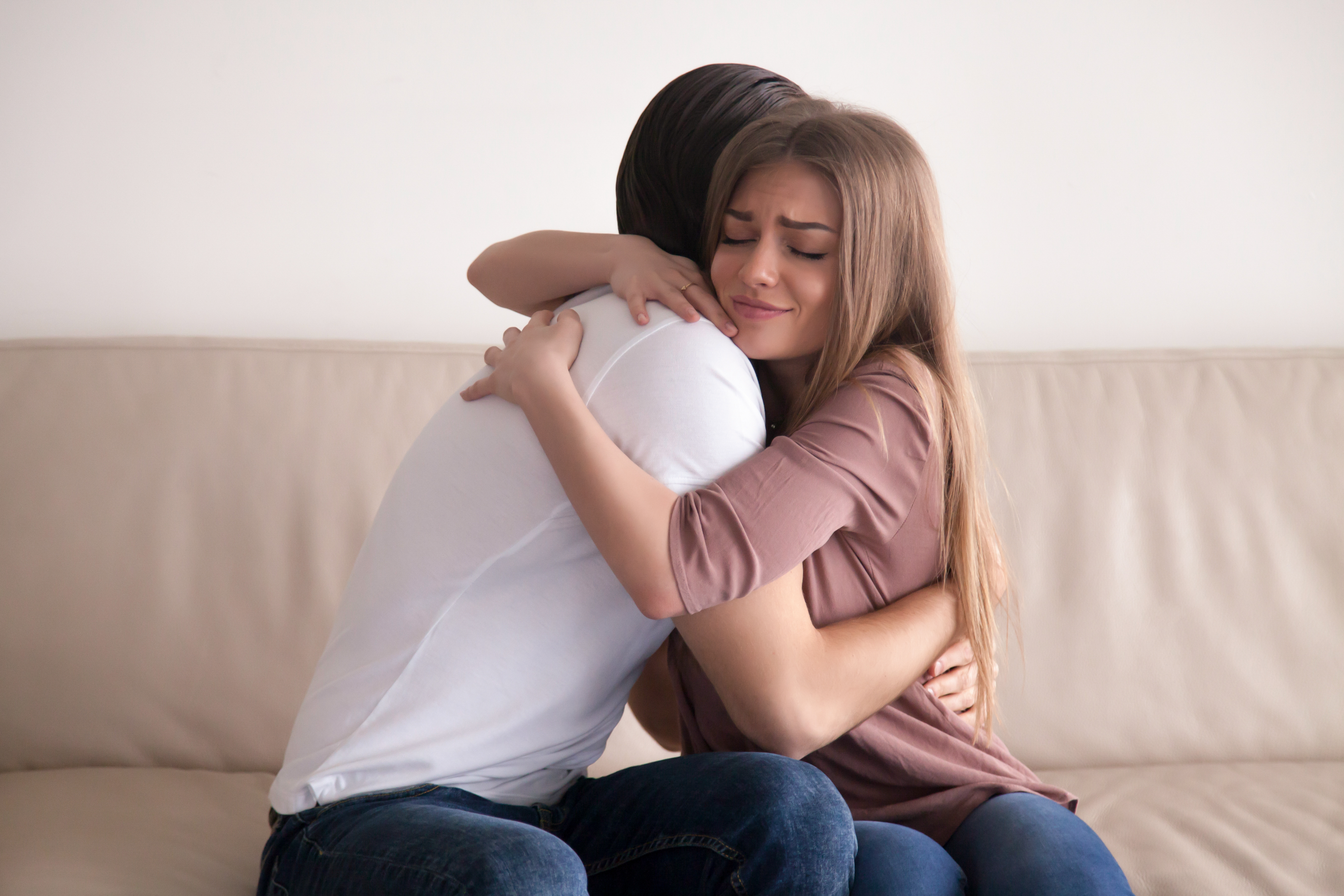 Un hombre abraza a una mujer | Fuente: Shutterstock