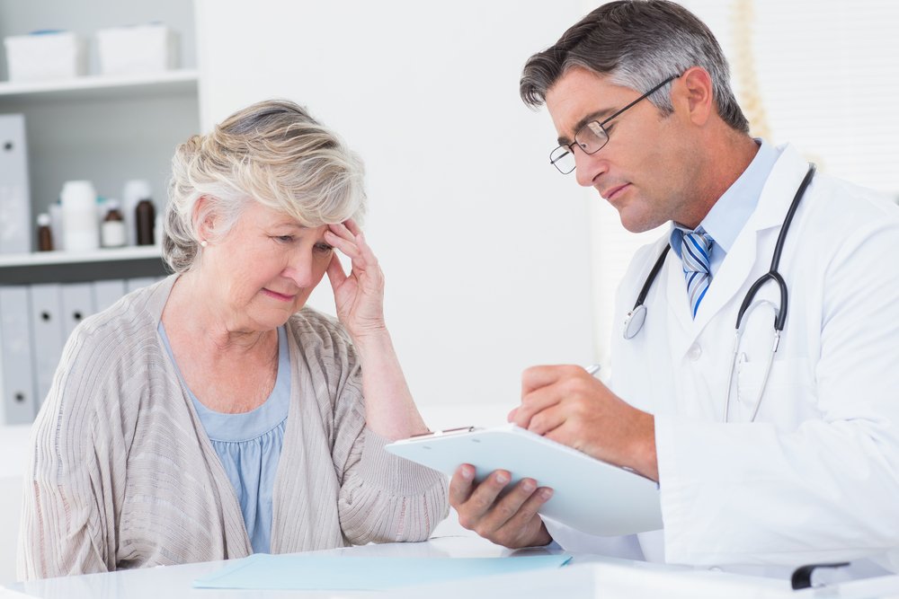 Médecin écrivant une ordonnance pour une patiente âgée de la clinique | Photo : Shutterstock