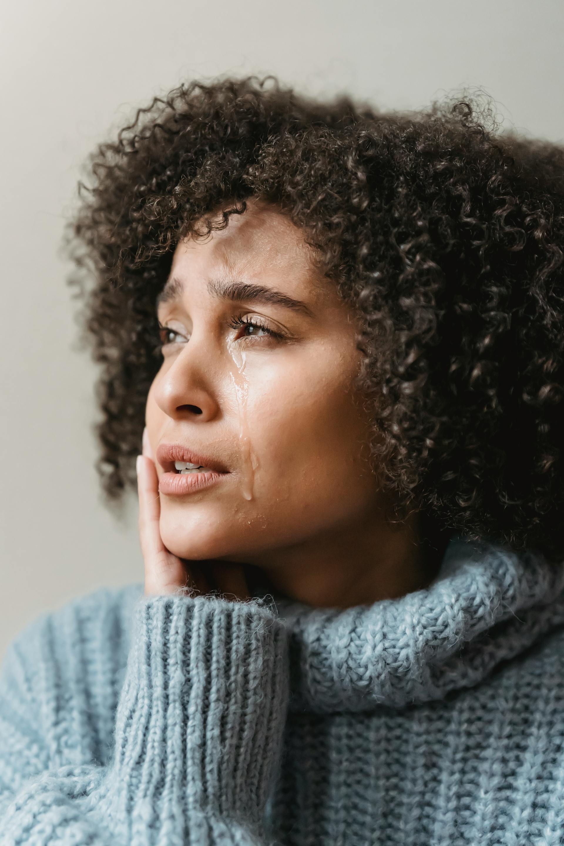 Une femme qui pleure en parlant à quelqu'un | Source : Pexels