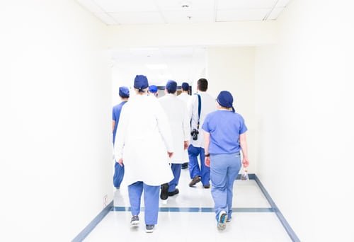 Des médecins dans un couloir d'hôpital. | Photo : Getty Images