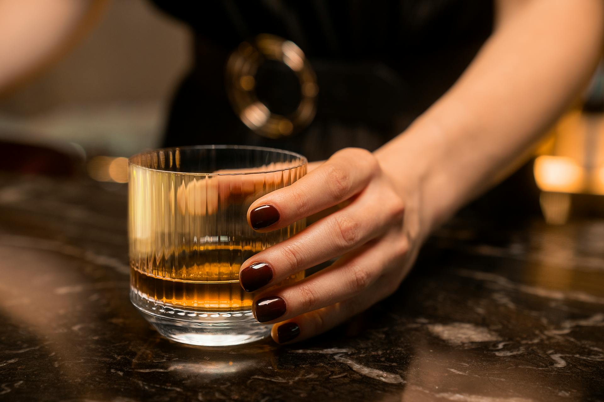 Une femme tenant un verre | Source : Pexels