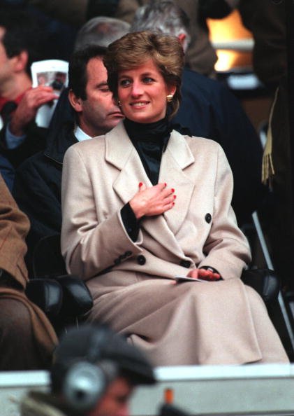 La Princesse Diana assiste à un match de rugby entre la France et le Pays de Galles le 21 janvier 1995, à Paris. | Source : Getty Images