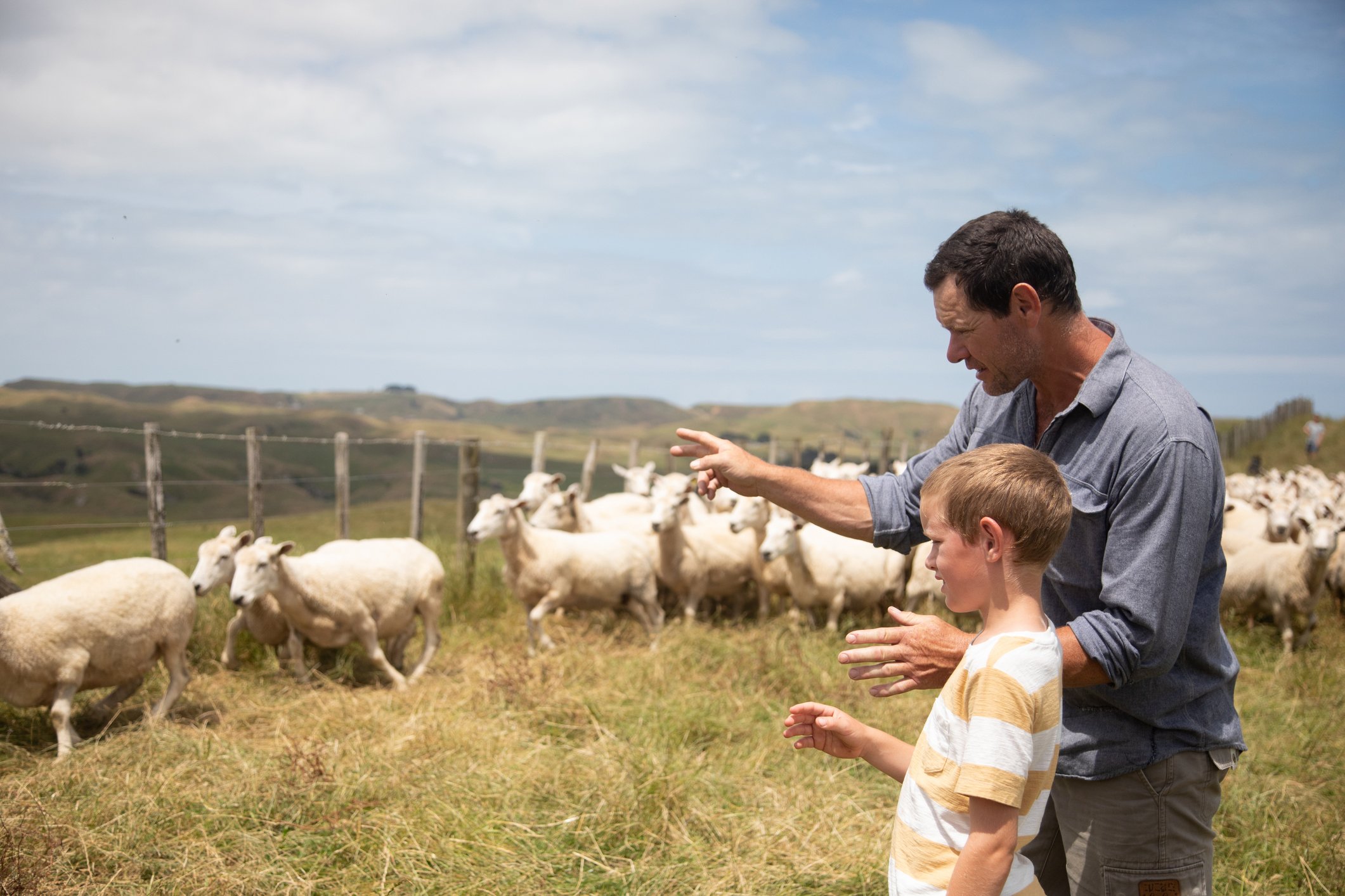 Leo expliquant les subtilités de l'agriculture à son fils Michael. | Photo : Getty Images