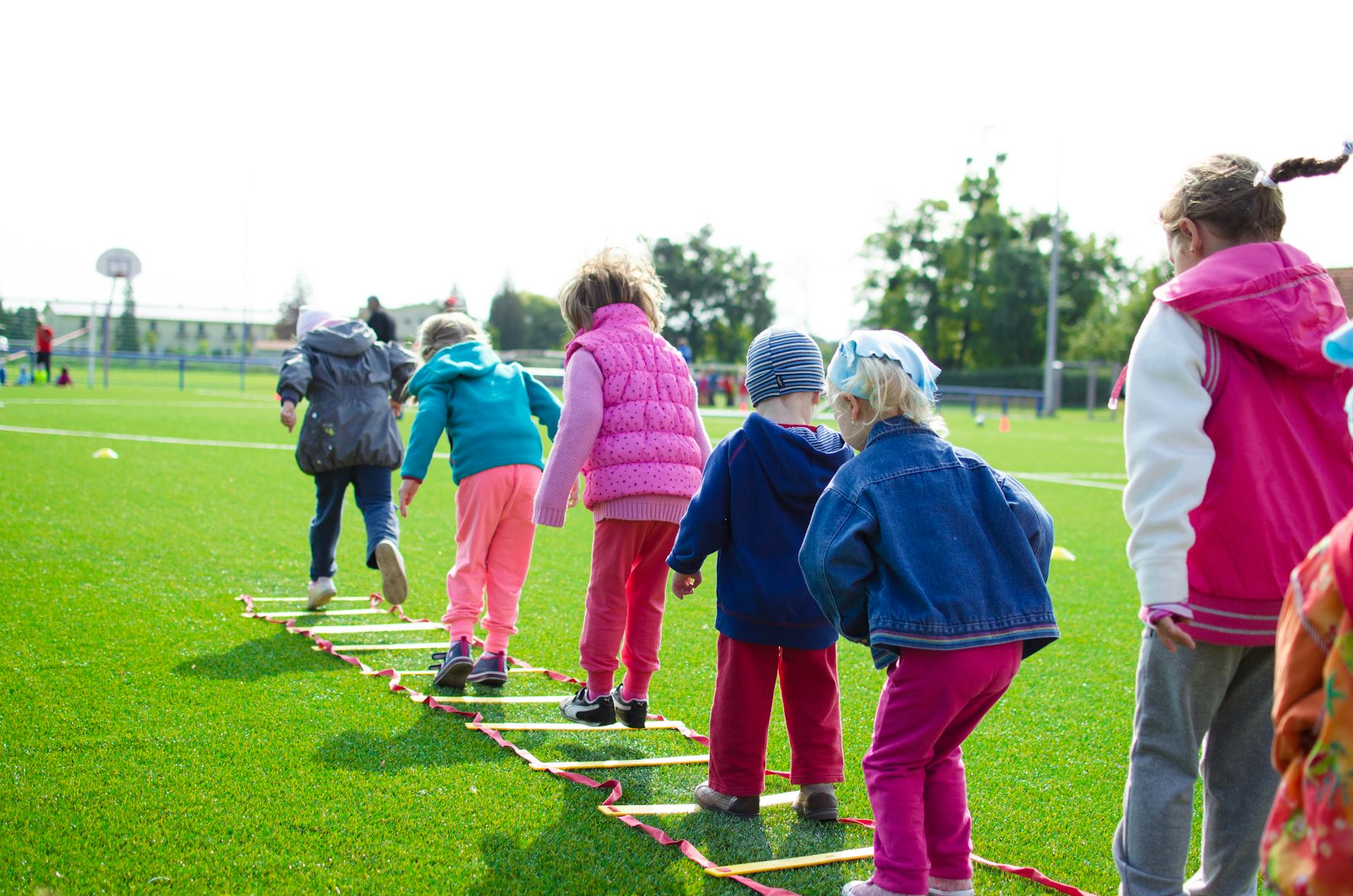 Petits enfants joyeux jouant les uns avec les autres | Source : Pexels