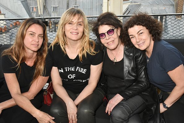  Agathe de la Fontaine, Emmanuelle Seigner, la chanteuse Dani et Tina Sportolaro au Montana le 25 mai 2018 à Paris, France. | Photo : Getty Images