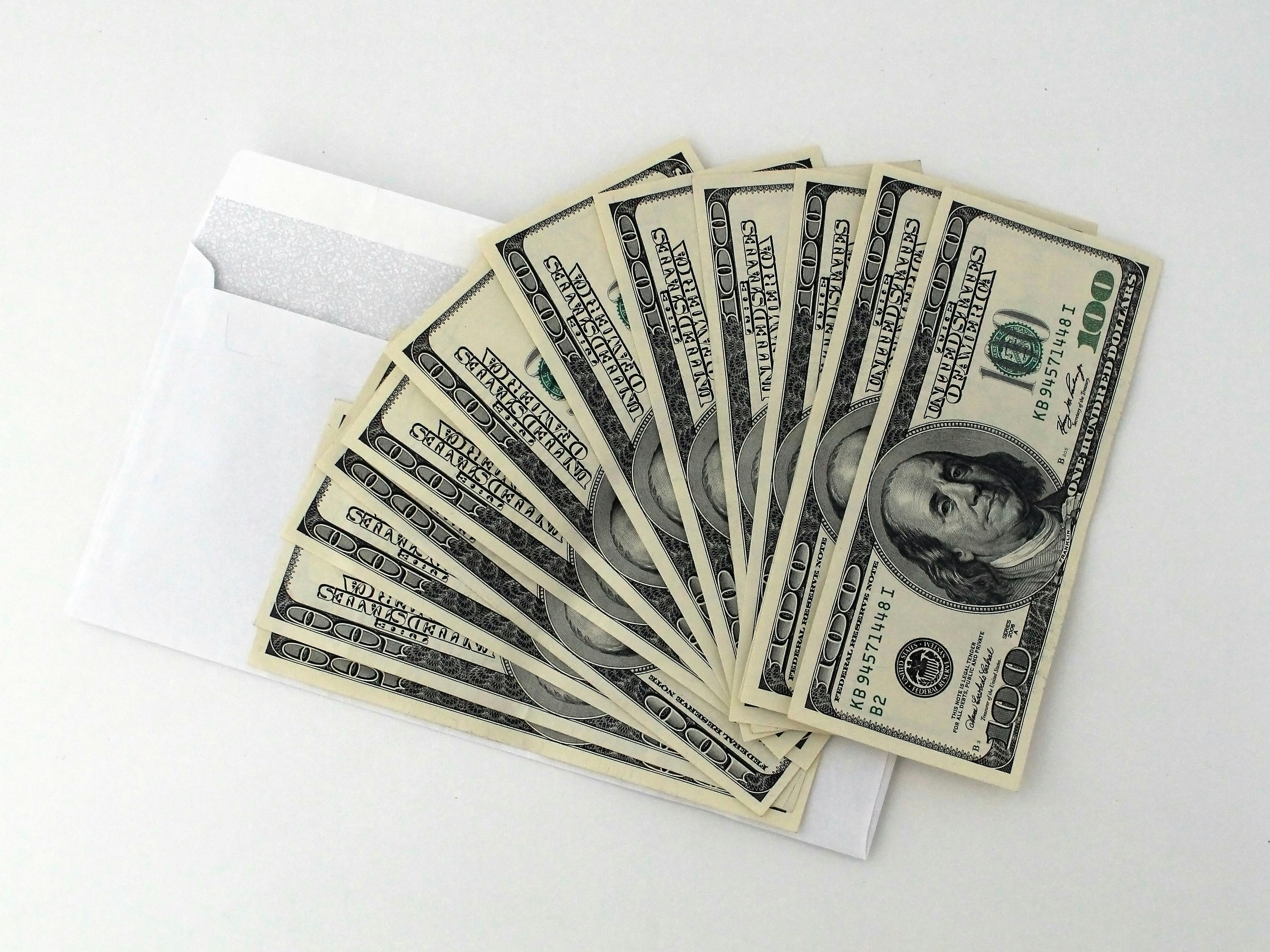 Plusieurs billets de banque placés sur une enveloppe | Source : Pexels