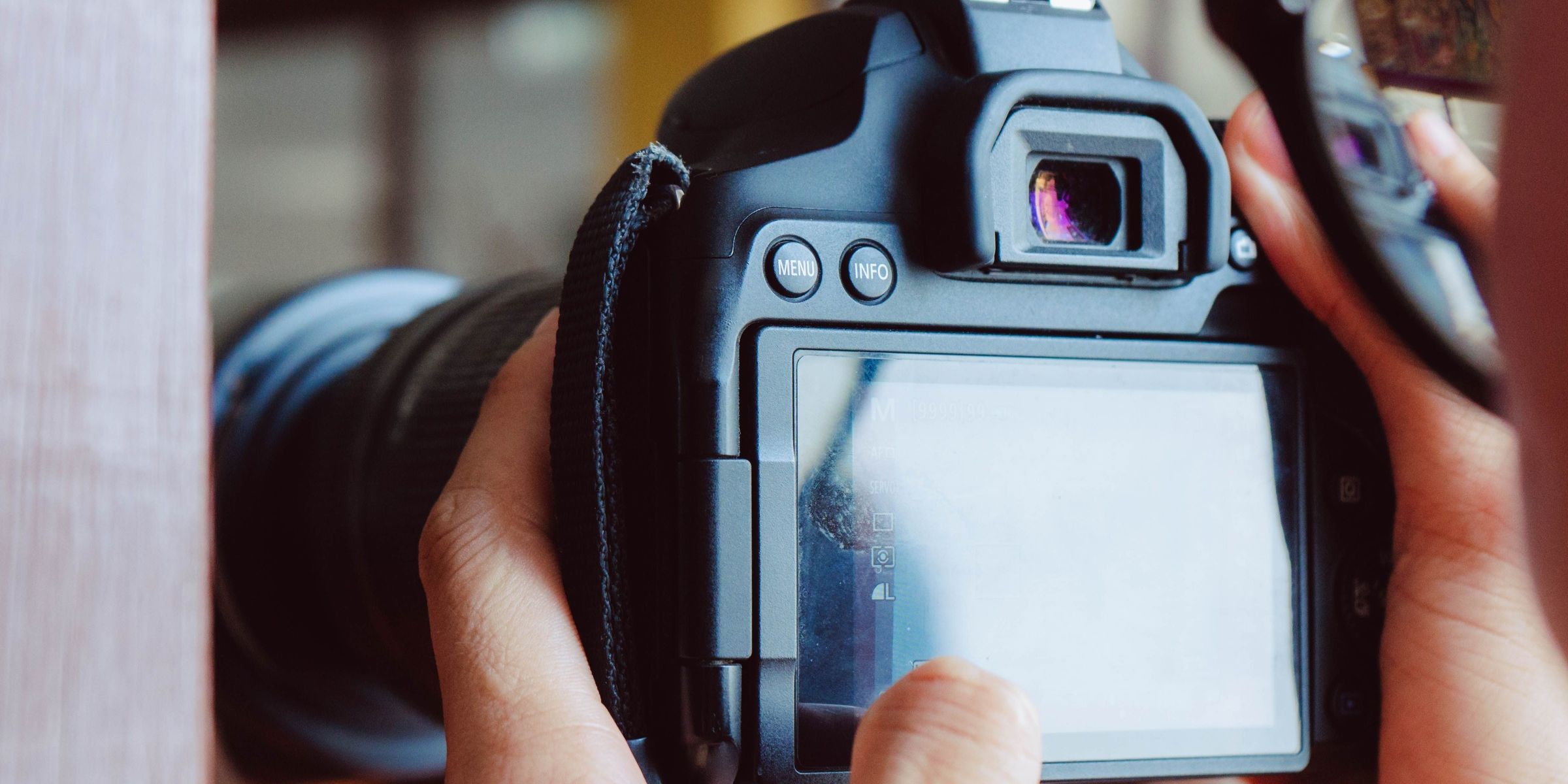 Gros plan sur une personne tenant un appareil photo | Source : Pexels