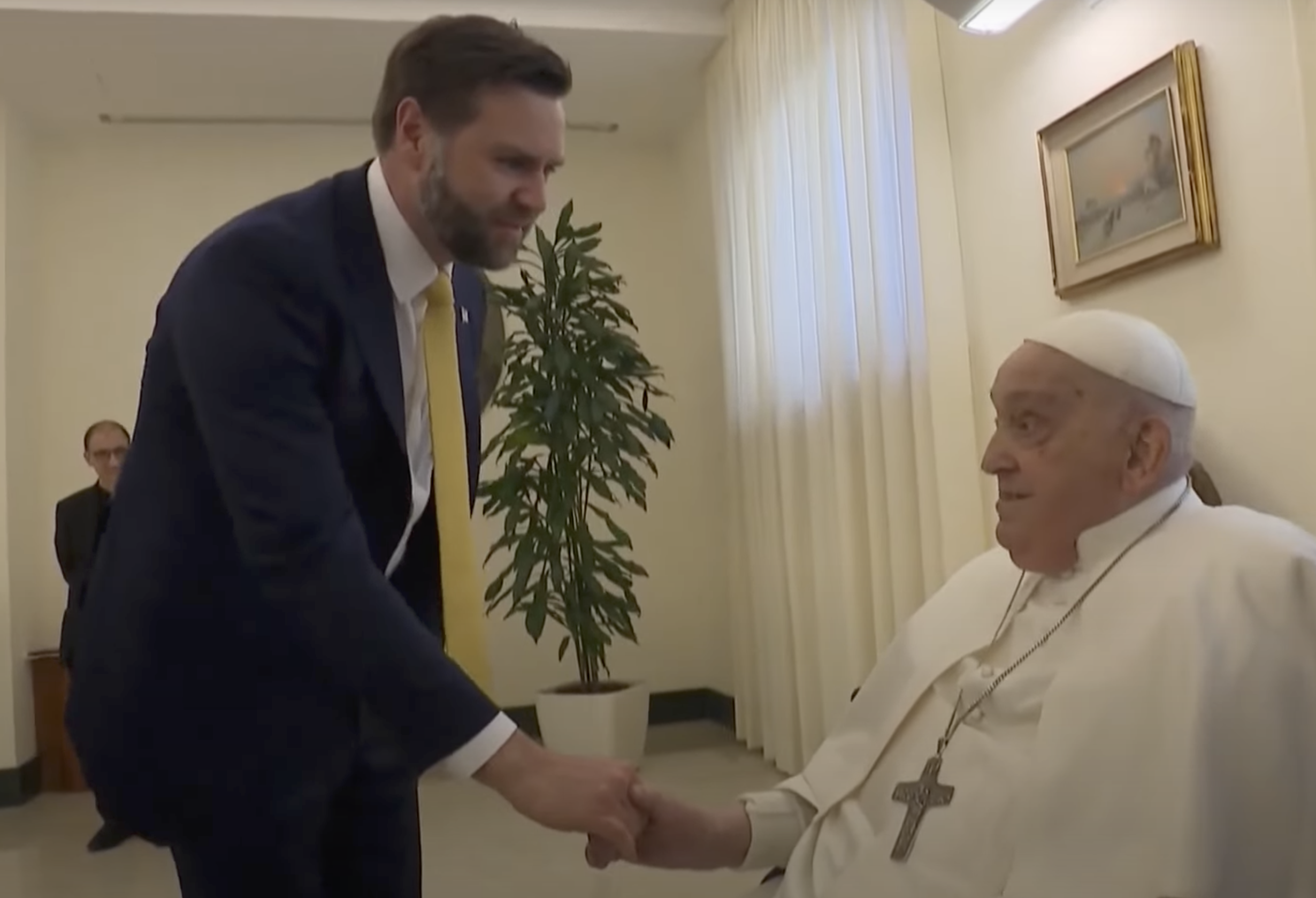 Une capture d'écran de JD Vance et du pape François se saluant, tirée d'une vidéo datée du 20 avril 2025. | Source : YouTube/AFP News Agency