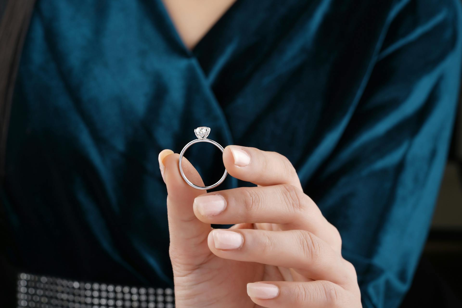 Une femme tenant sa bague | Source : Pexels