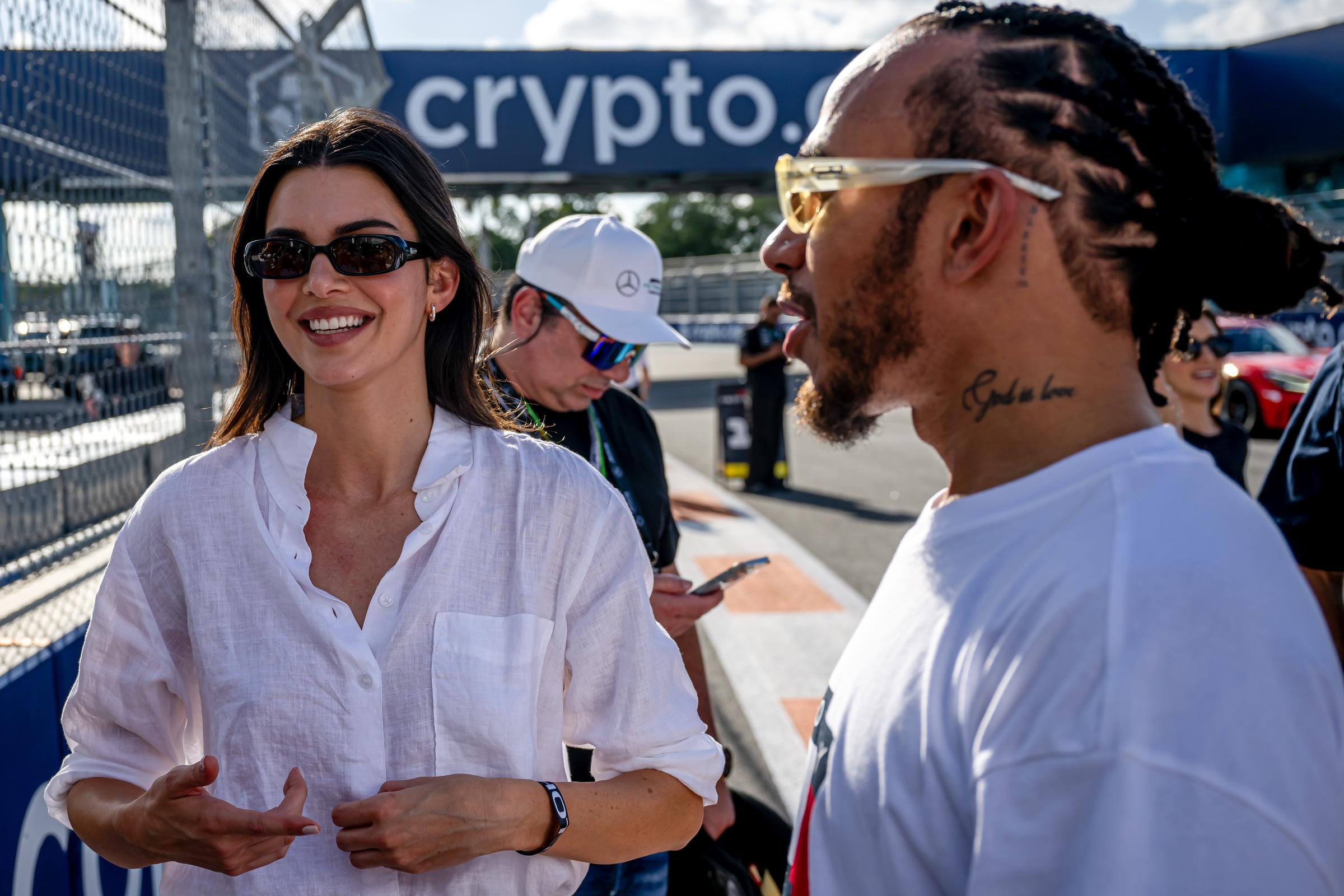 Kendall Jenner et Lewis Hamilton pendant l'entraînement avant le Grand Prix de F1 de Miami en Floride, le 3 mai 2024. | Source : Getty Images