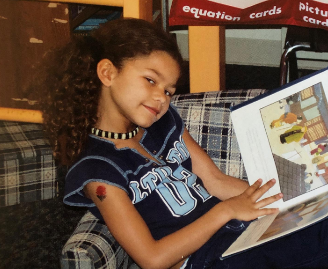 Malheureusement, la pression est devenue trop forte pour une enfant. Sur cette photo, elle pose sur un canapé en train de lire un livre pour enfants, dans une photo de souvenir publiée le 2 septembre 2019. | Source : Instagram/zendaya