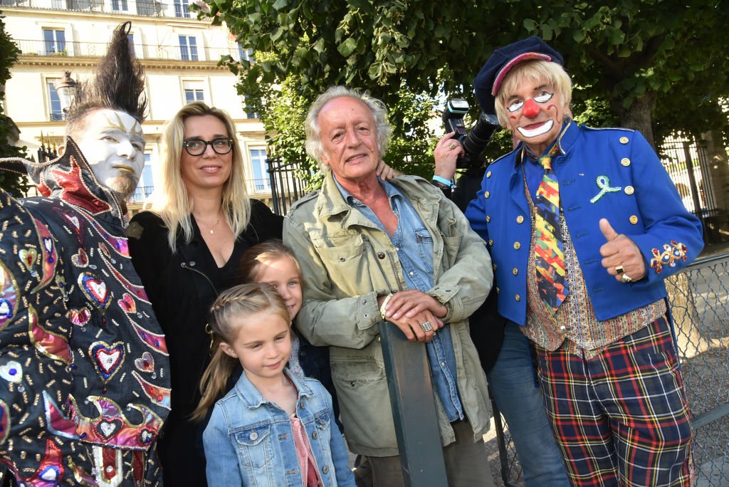 Didier Barbelivien, son épouse, ses filles et des clowns participent à la Fête des Tuileries le 22 juin 2018 à Paris, France. | Photo : Getty Images