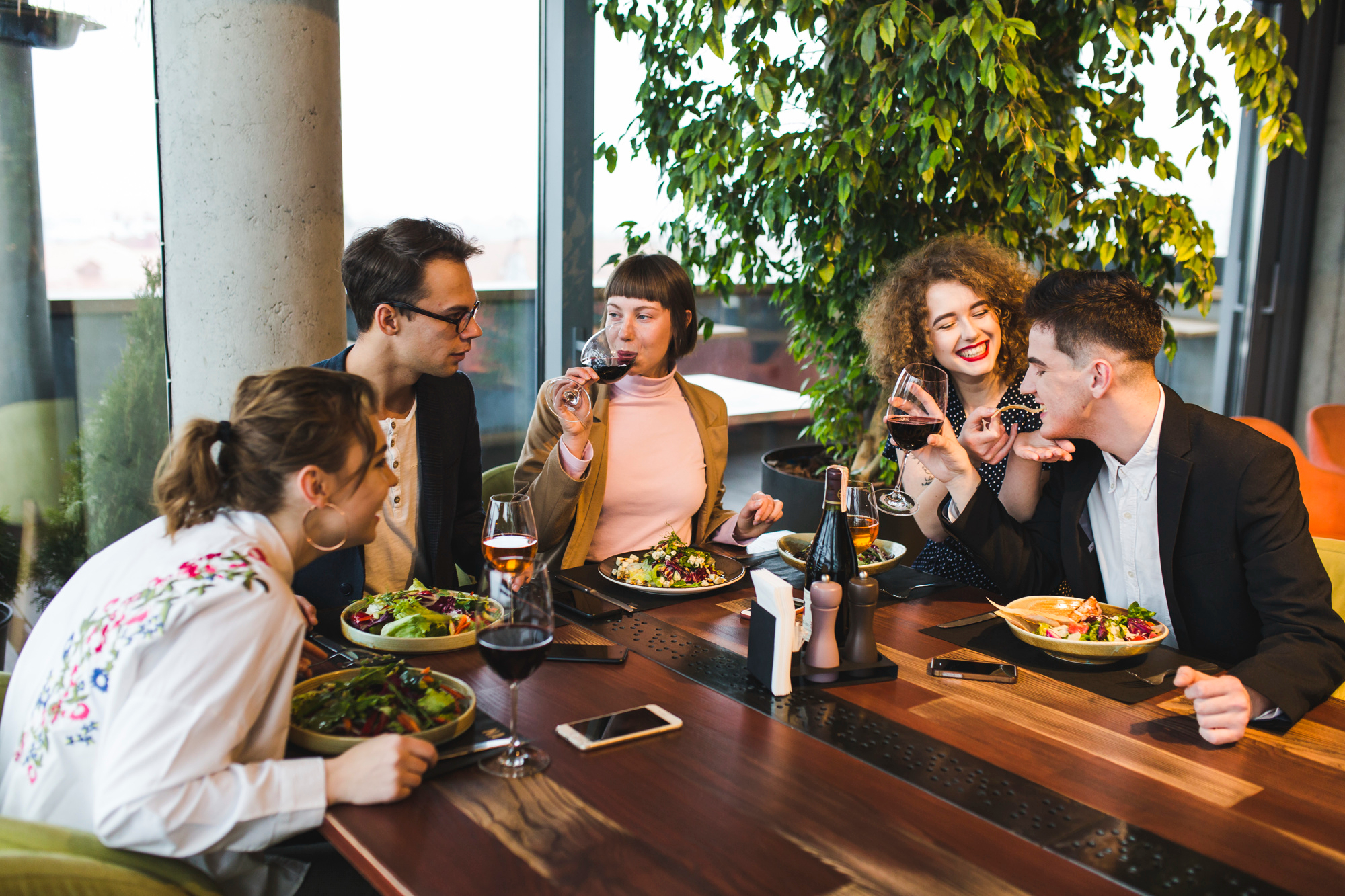 Un groupe d'amis mangeant dans un restaurant | Source : Freepik