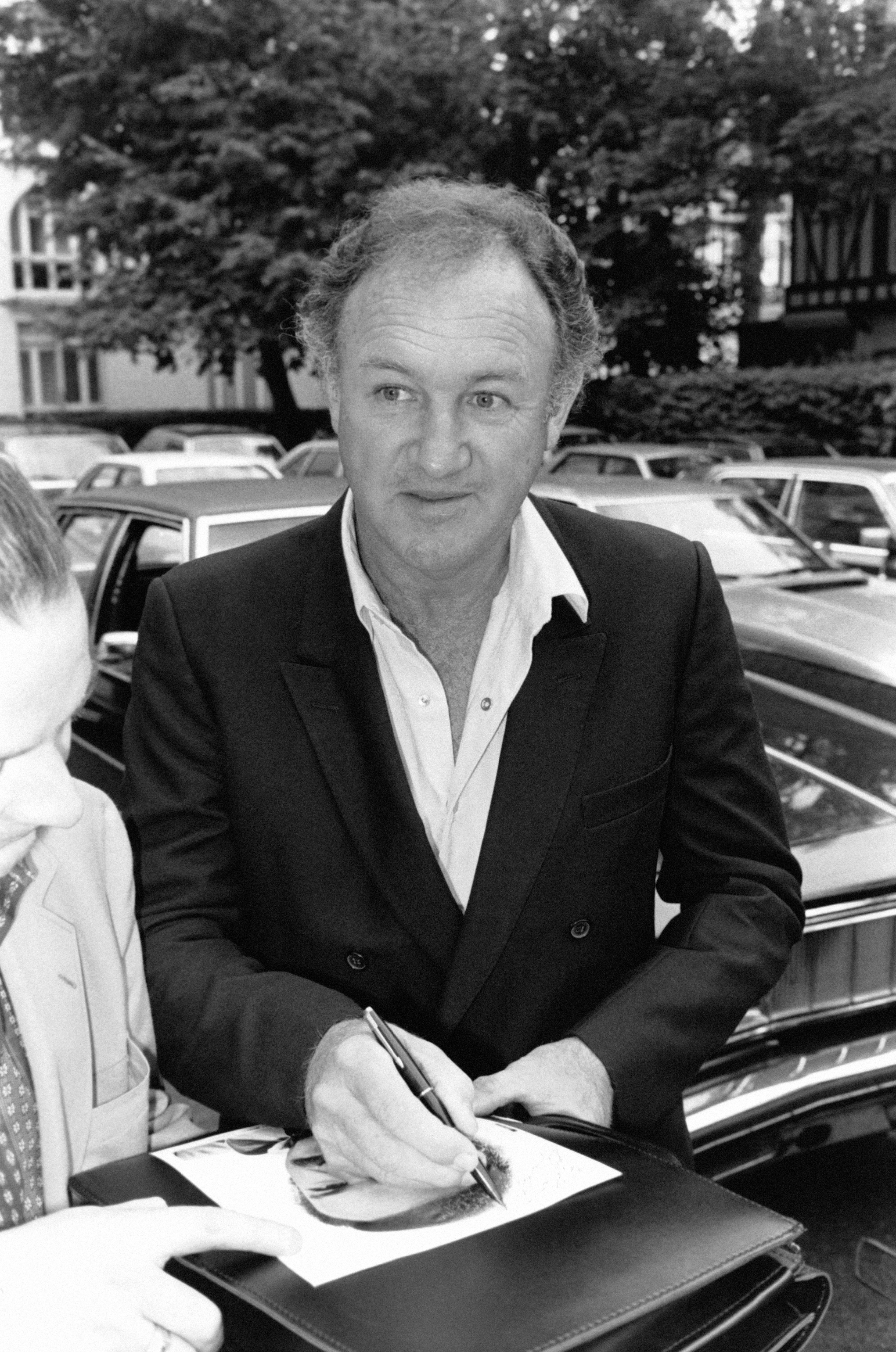 Gene Hackman signe un autographe le 9 octobre 1981, lors d'un festival de cinéma. | Source : Getty Images