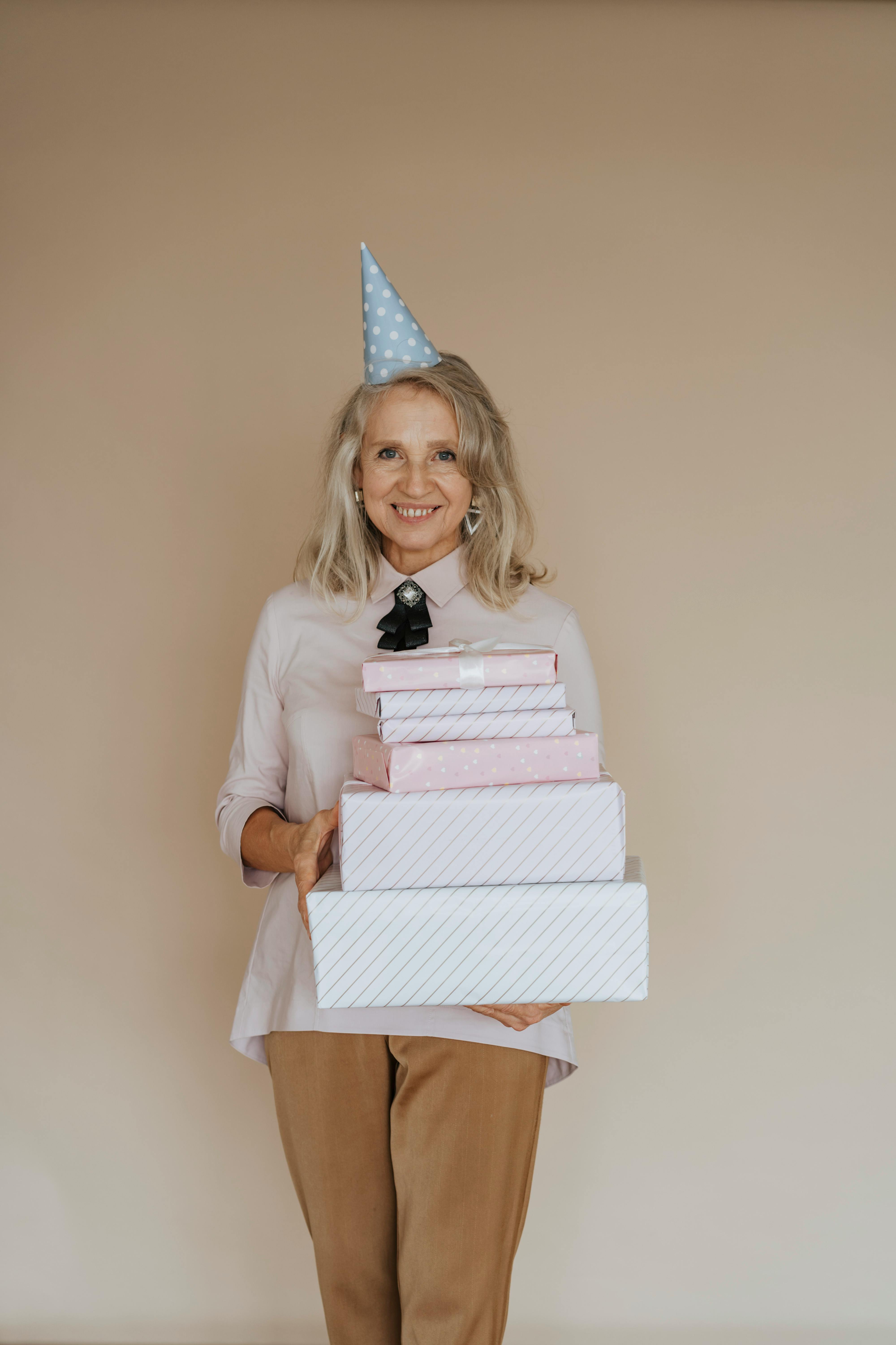 Une femme âgée portant une pile de cadeaux | Source : Pexels